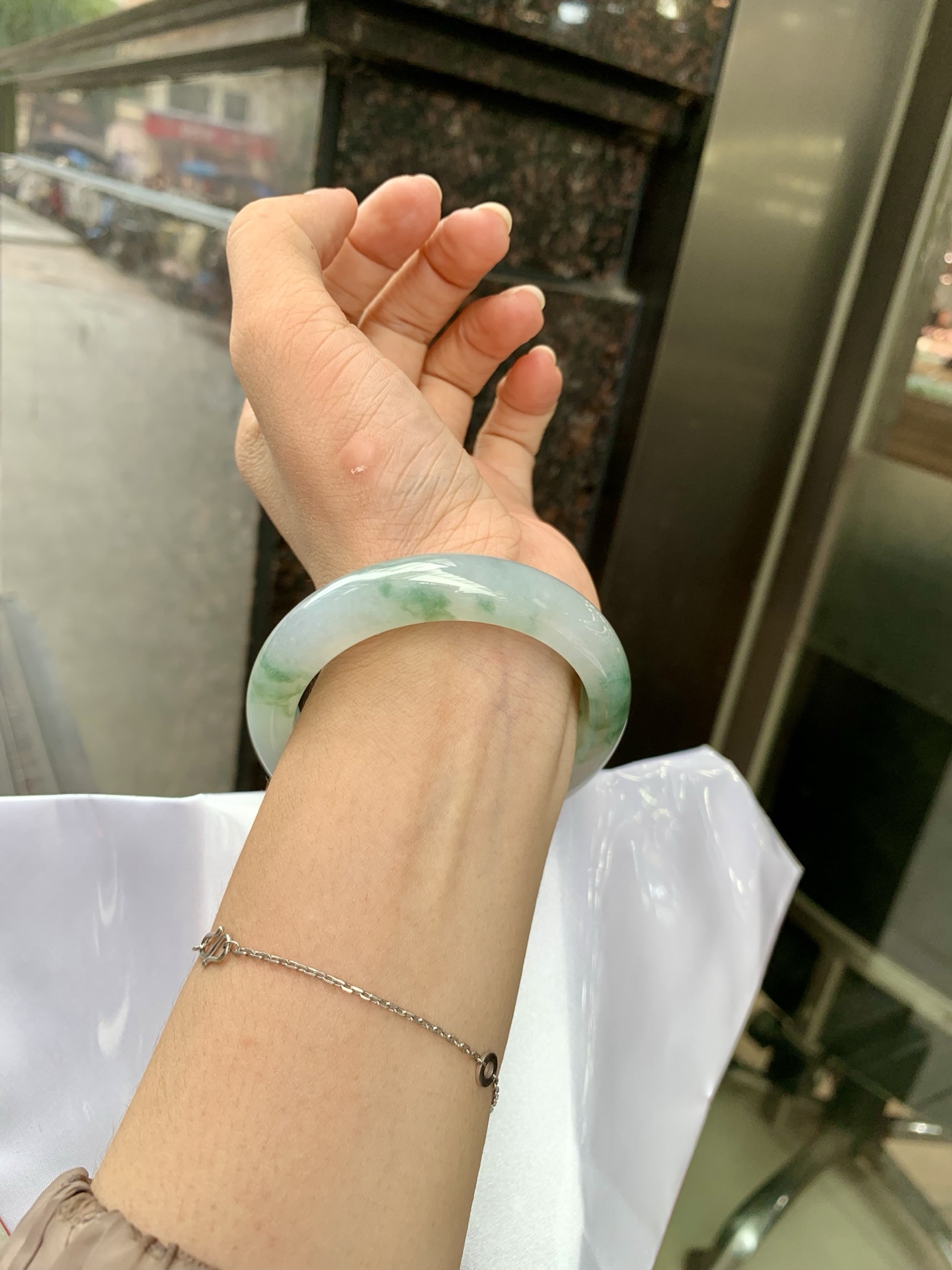 冰飘花正圈 0719-53-33 打灯棉线，底妆水润，冰底中开出了朵朵蓝花，飘花灵动飘逸，勾勒出一幅唯美诗意的山水意境画，古典优雅又秀气