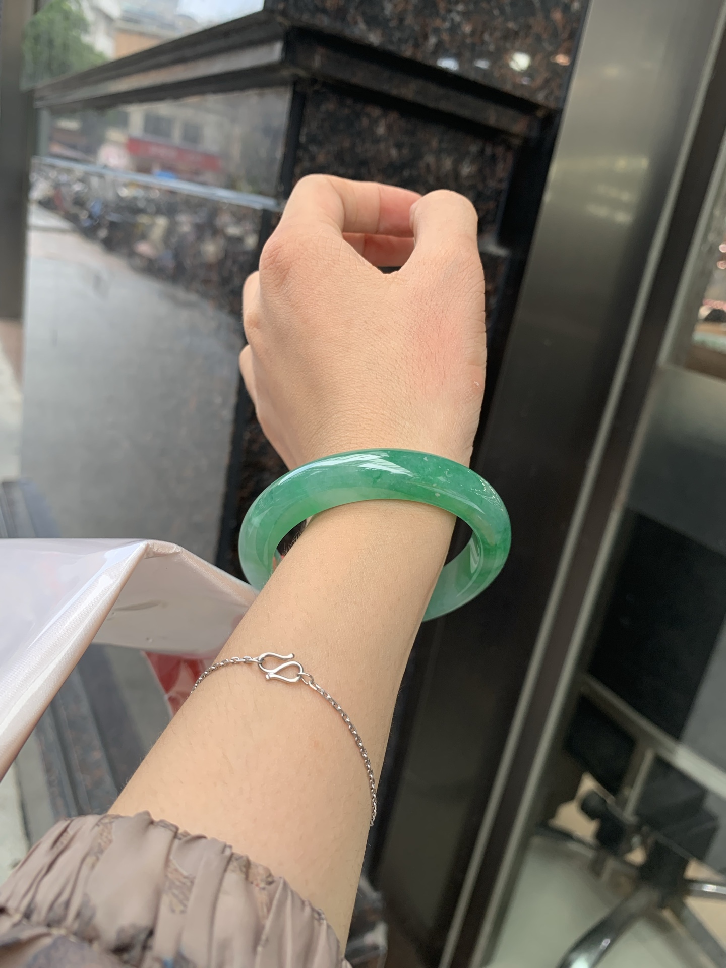 满绿正圈 51.7-8.1-11.1 0719-53-71 打灯细纹，底妆水润，满圈果阳绿鲜艳青翠，色泽均匀分布，举手投足之间散发出来的贵气感