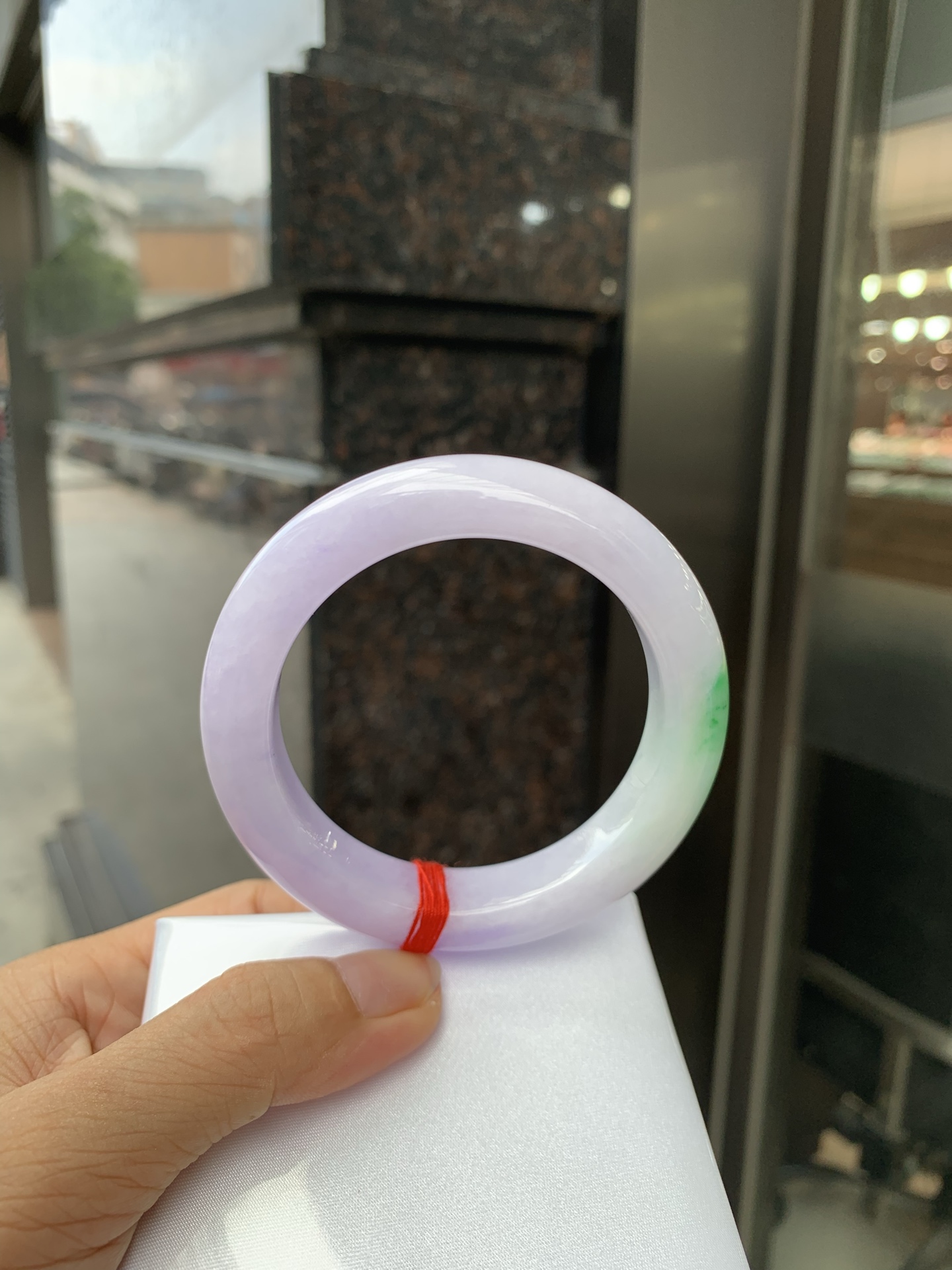 春彩正圈 0719-53-31 打灯棉线，底妆水润细腻，交织阳绿花色，底妆细腻温润，色泽自然柔和，一镯双色，半山半水，韵味独特，日常佩戴超显气质。