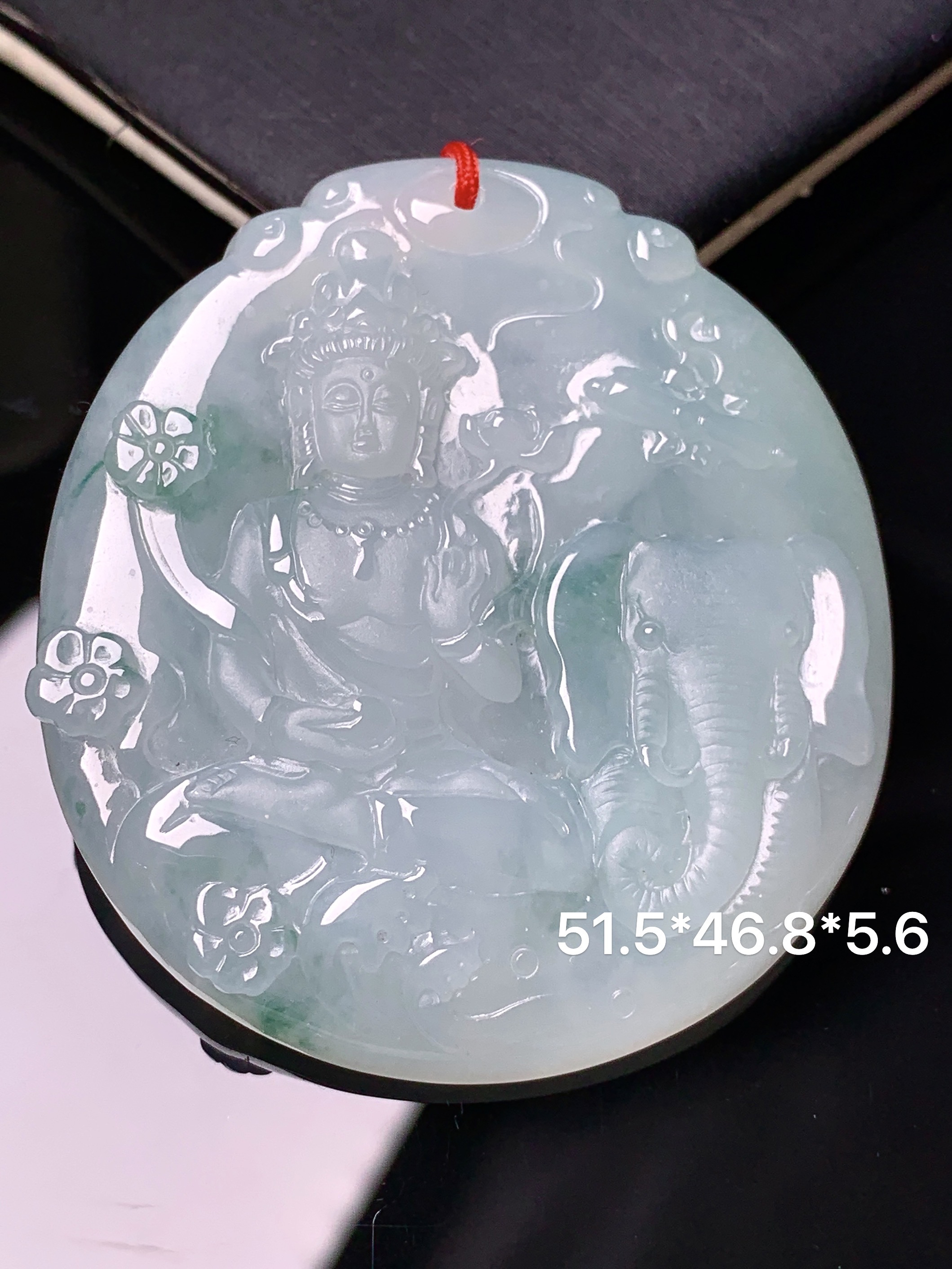 飘绿普贤观音菩萨吊坠 玉质细腻 色泽艳丽清新 水润亮眼 整体尺寸51.5*46.8*5.6 b2