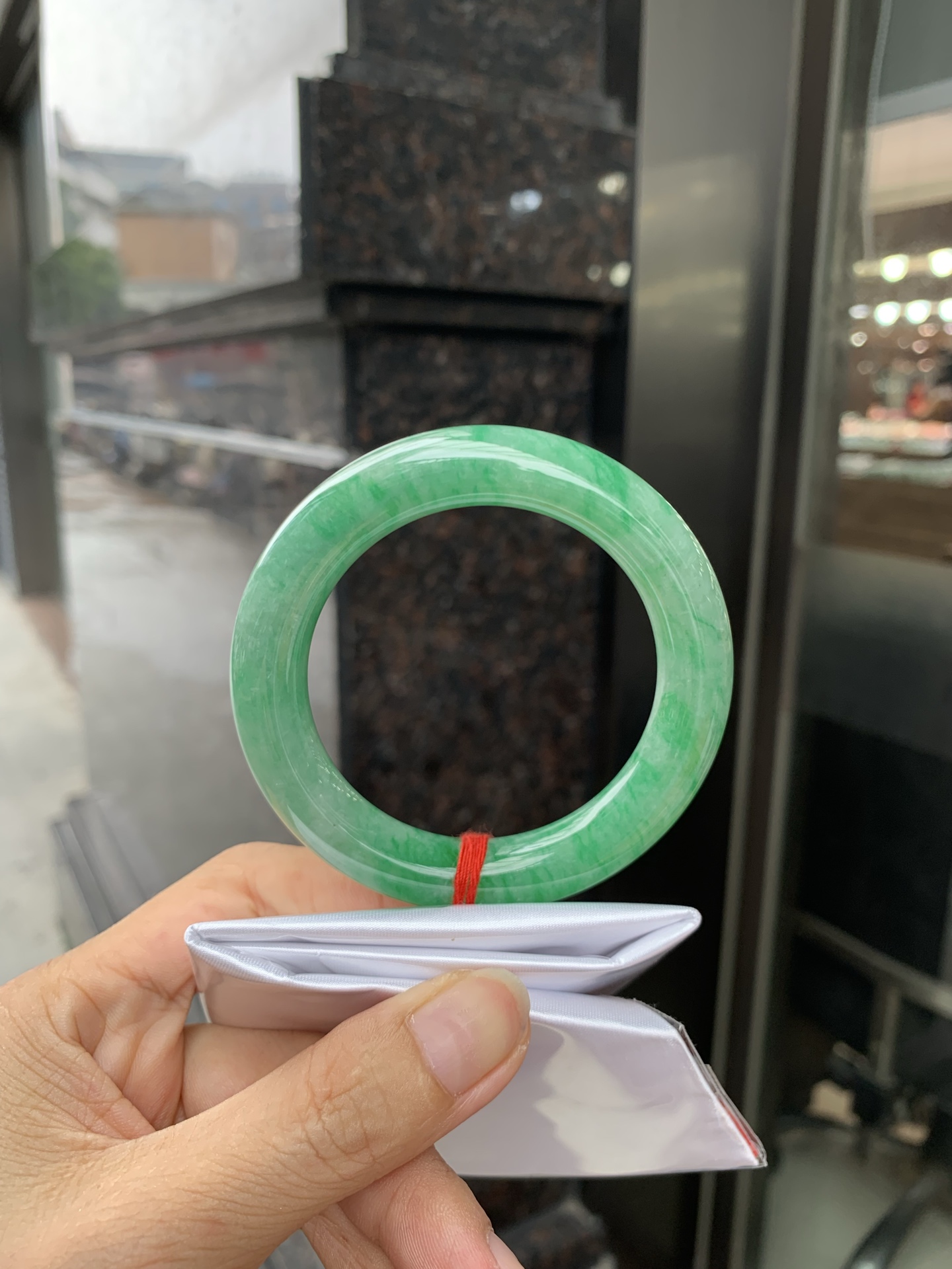 满绿圆条 52.8-10.3-11.3 0719-53-41 打灯细纹，棉线，底妆水润，满圈果阳绿鲜艳青翠，色泽均匀分布，举手投足之间散发出来的贵气感