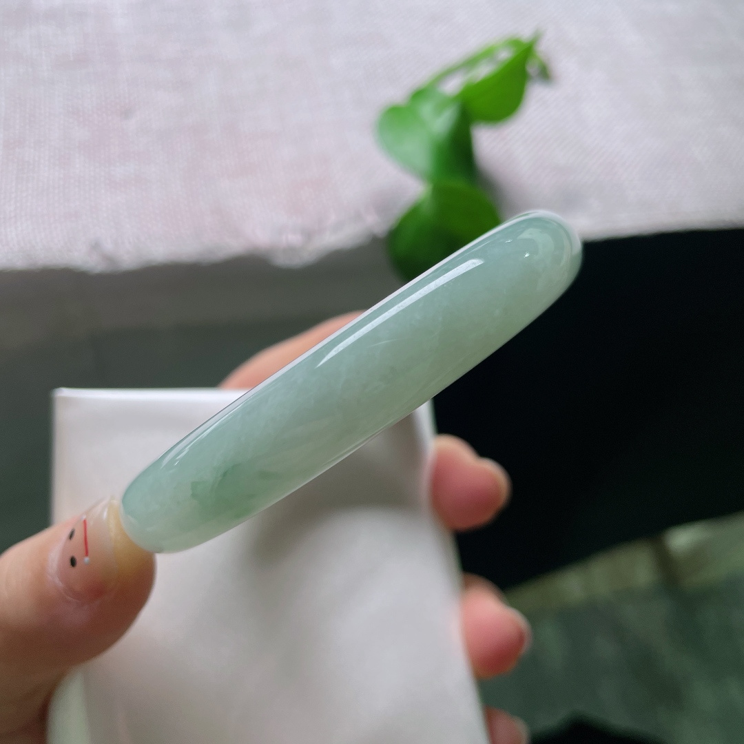 57.7/12.1/8.9，绿底飘花正圈，有纹，冰润底色萦绕灵动飘花，线条写意，上手尽显温婉优雅。ss54199a。