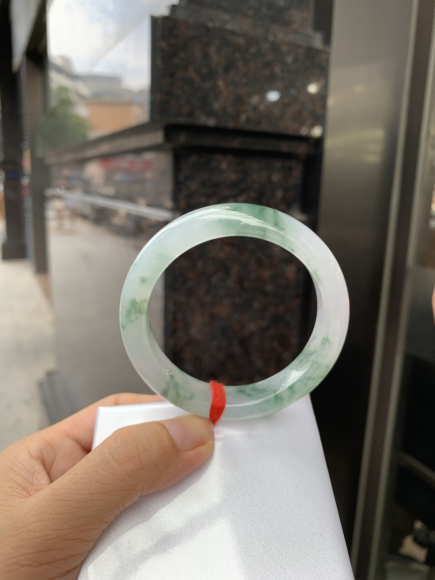 冰飘花正圈 0719-53-33 打灯棉线，底妆水润，冰底中开出了朵朵蓝花，飘花灵动飘逸，勾勒出一幅唯美诗意的山水意境画，古典优雅又秀气