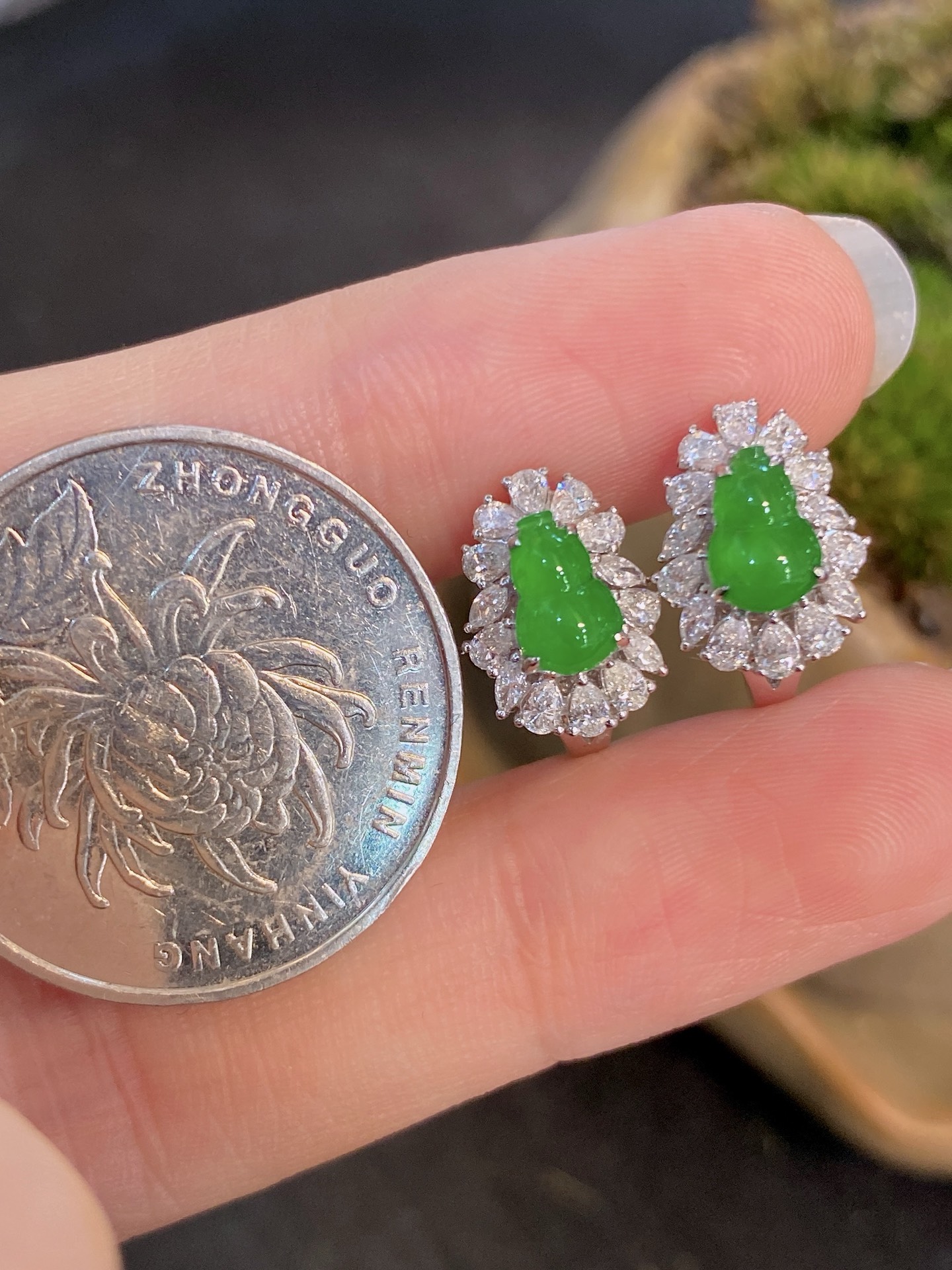 18K金镶 阳绿葫芦耳包 水润色艳 品相饱满 苹果拍摄，实物更好看，7.2-5.3-2