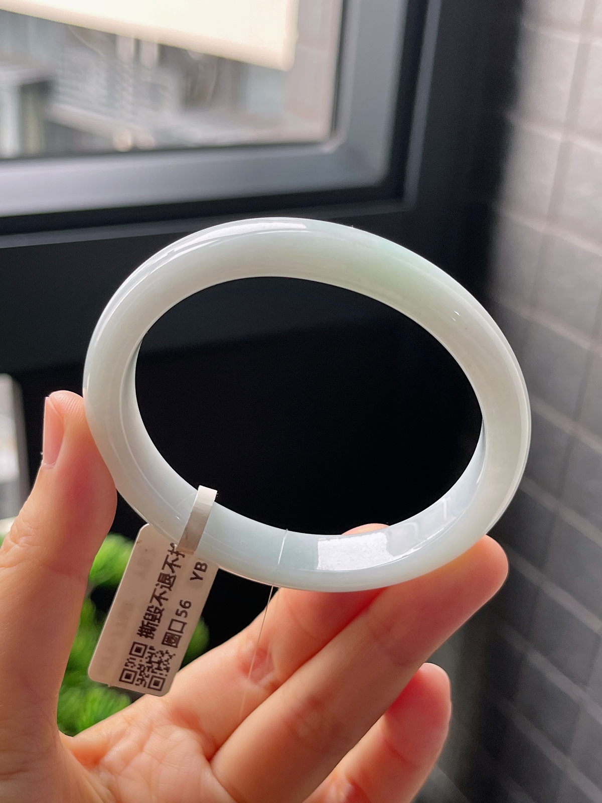贵妃镯56.2圈口，翡翠糯化种飘绿手镯