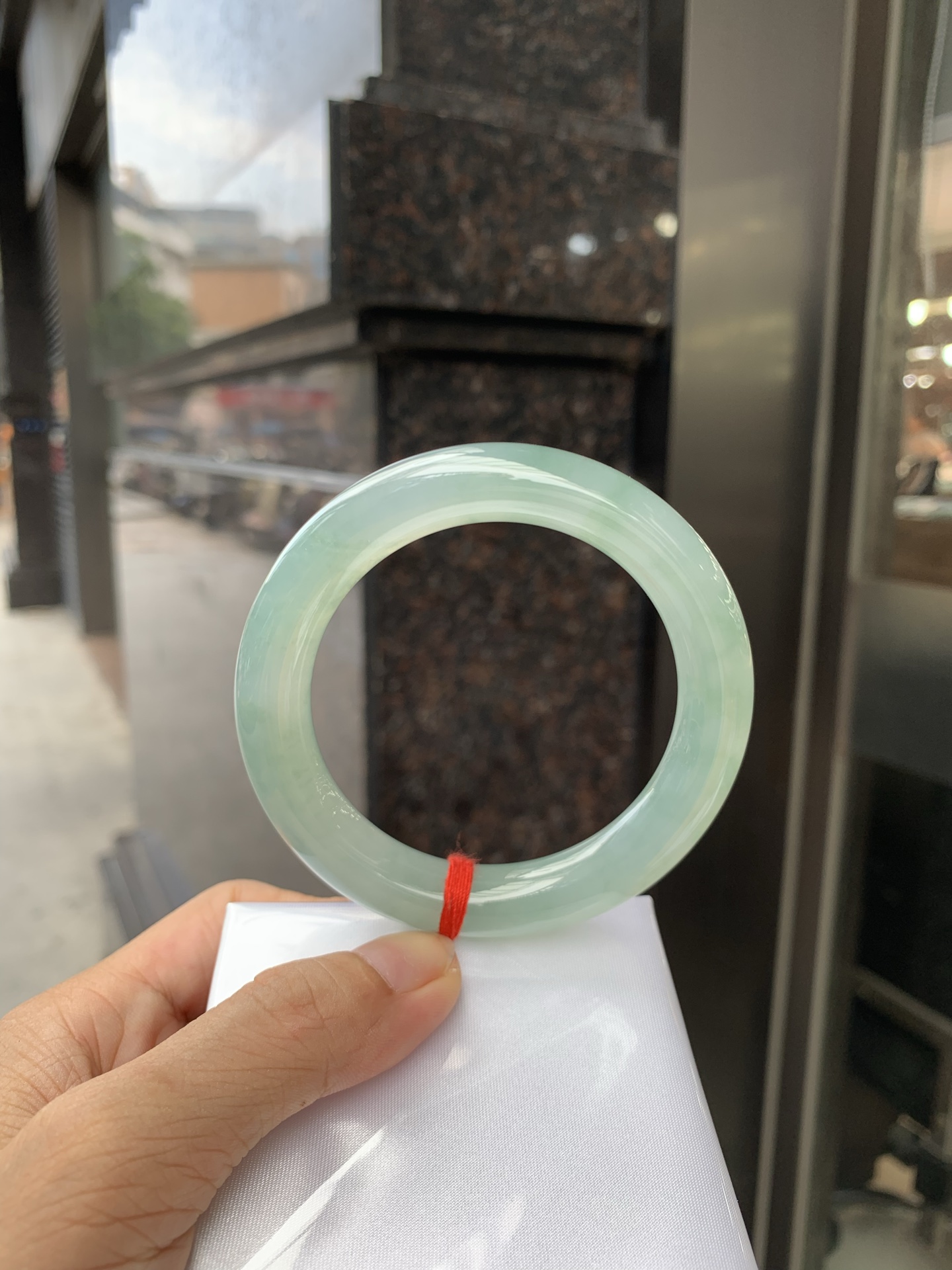 湖水绿圆条 57.8-10.8-10.7 0719-53-56 无裂，底妆胶润细腻，它的绿色深邃而柔和，仿佛阳光洒落湖面，泛起层层涟漪，波光粼粼，可谓是验证了“天青色等烟雨，而我在等你”