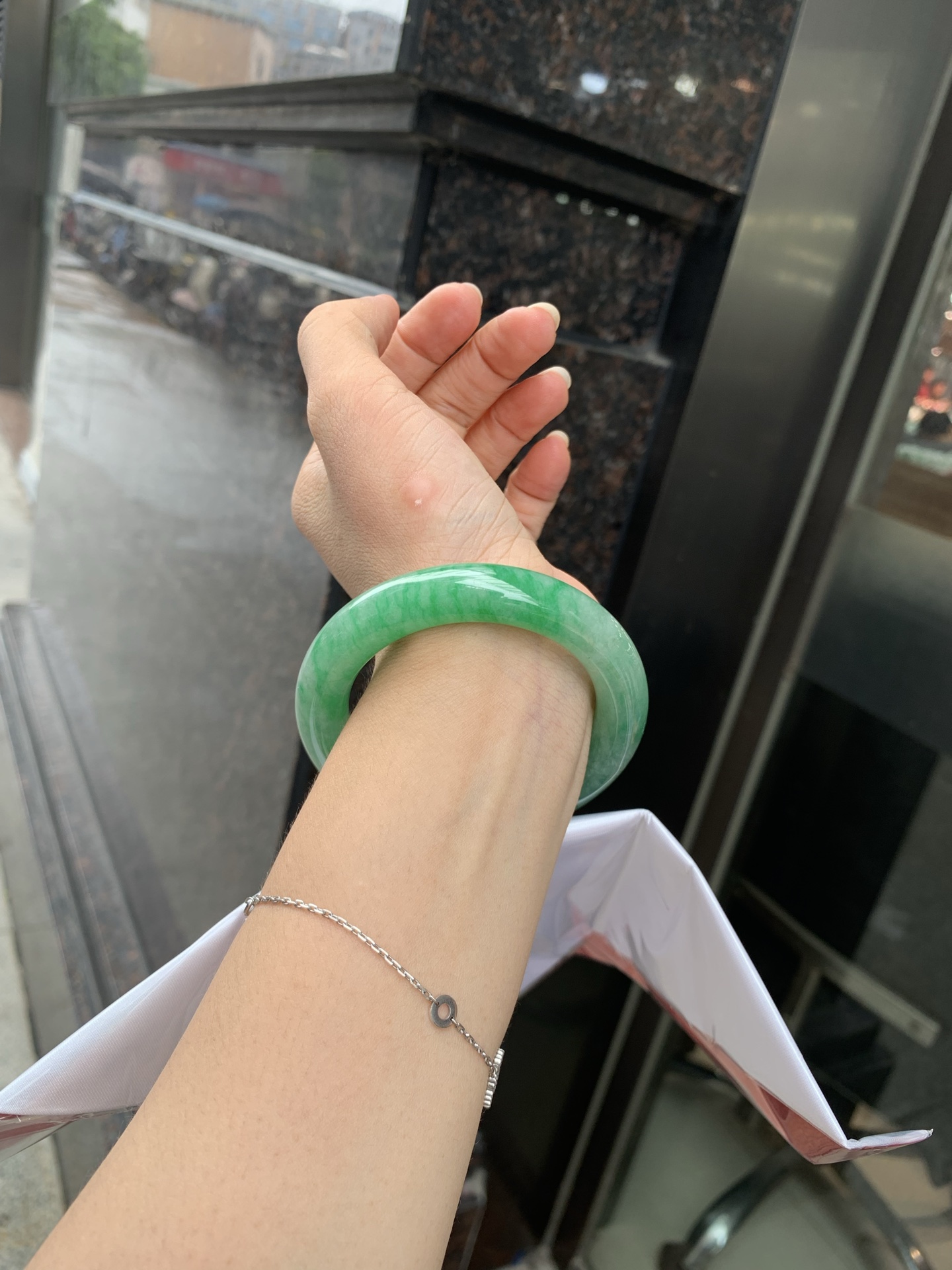 满绿圆条 52.8-10.3-11.3 0719-53-41 打灯细纹，棉线，底妆水润，满圈果阳绿鲜艳青翠，色泽均匀分布，举手投足之间散发出来的贵气感