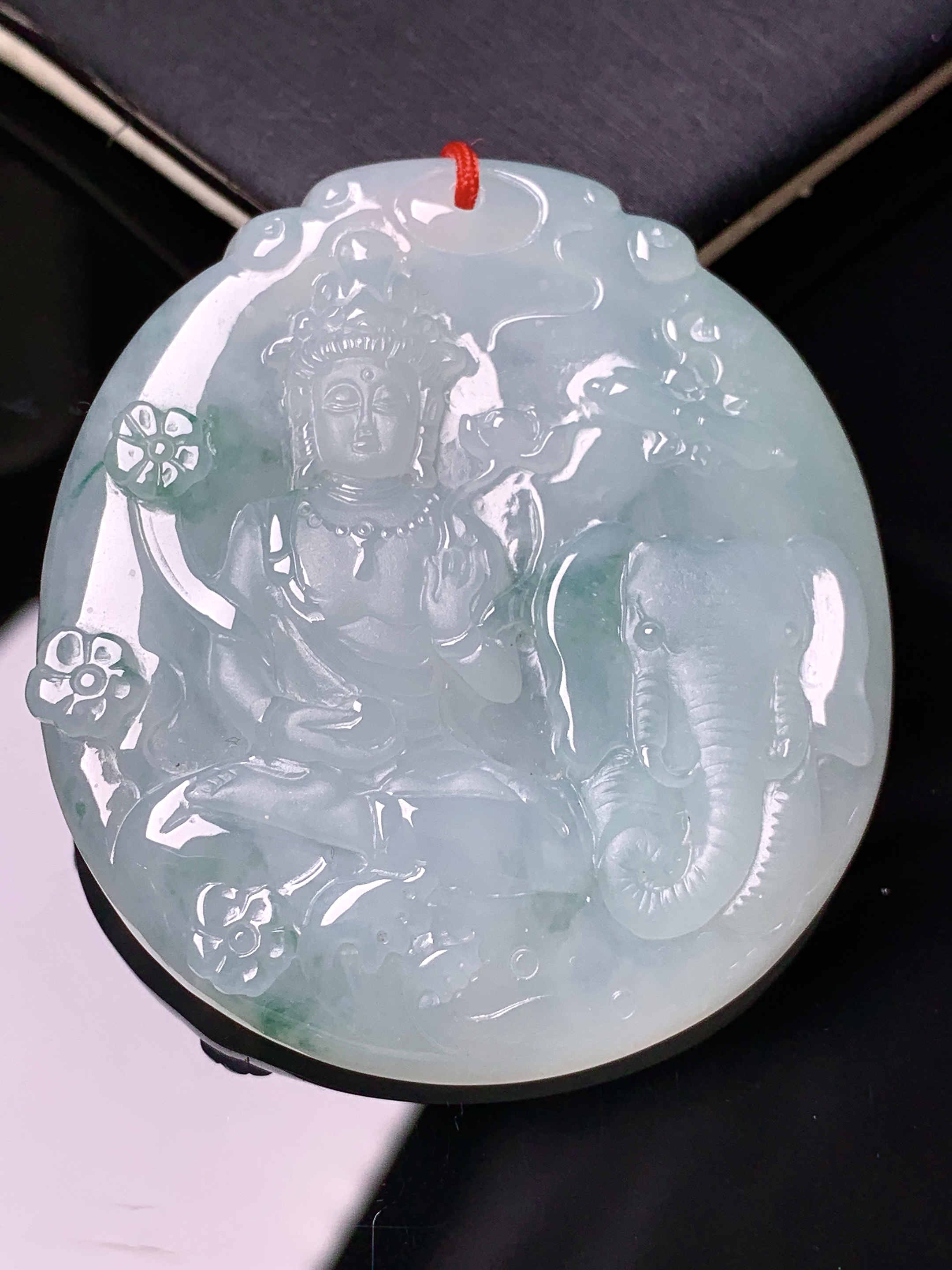 飘绿普贤观音菩萨吊坠 玉质细腻 色泽艳丽清新 水润亮眼 整体尺寸51.5*46.8*5.6 b2