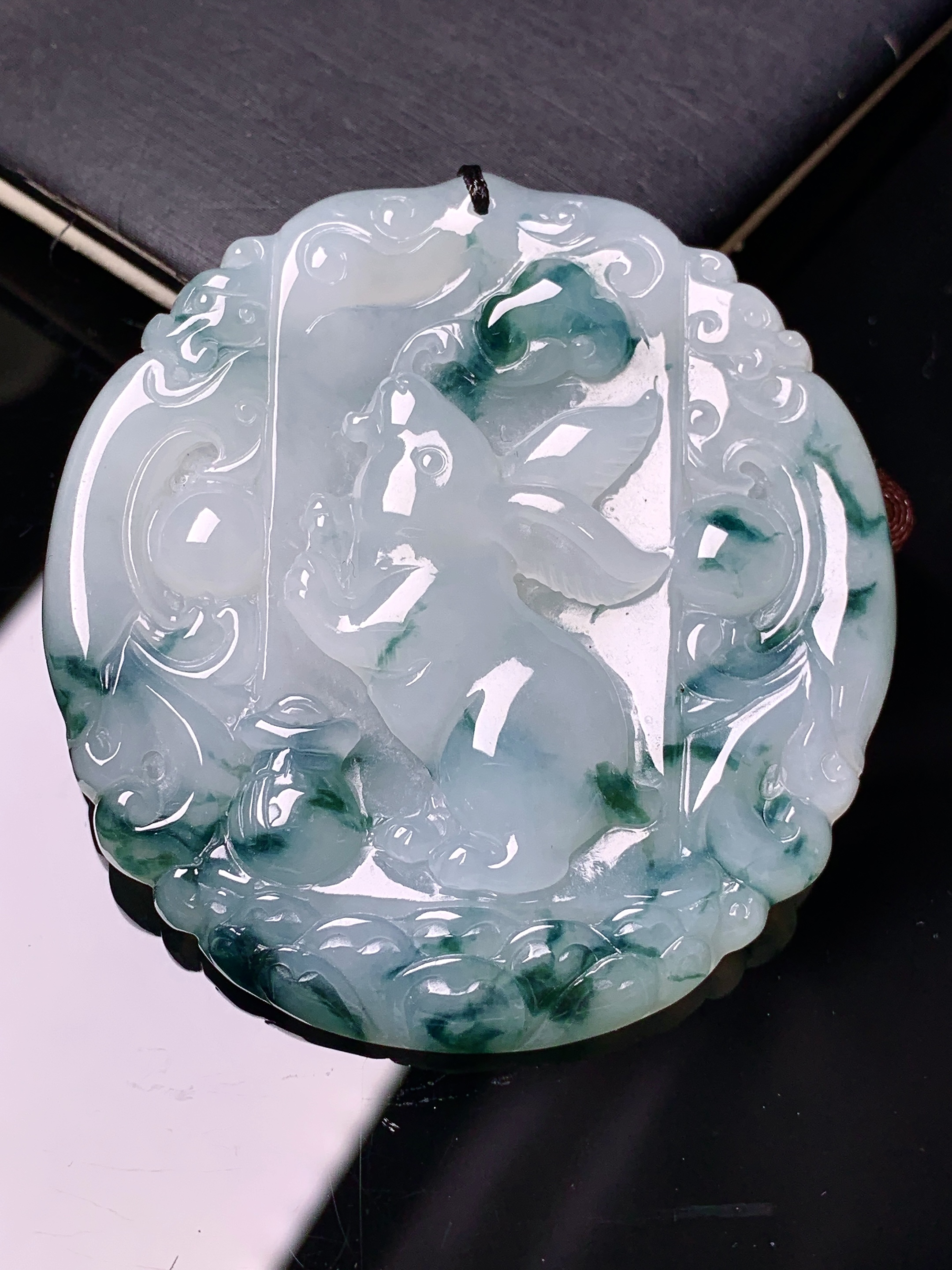 飘绿生肖兔牌吊坠 玉质细腻 色泽艳丽清新 水润亮眼 整体尺寸50.3*48*6 b2