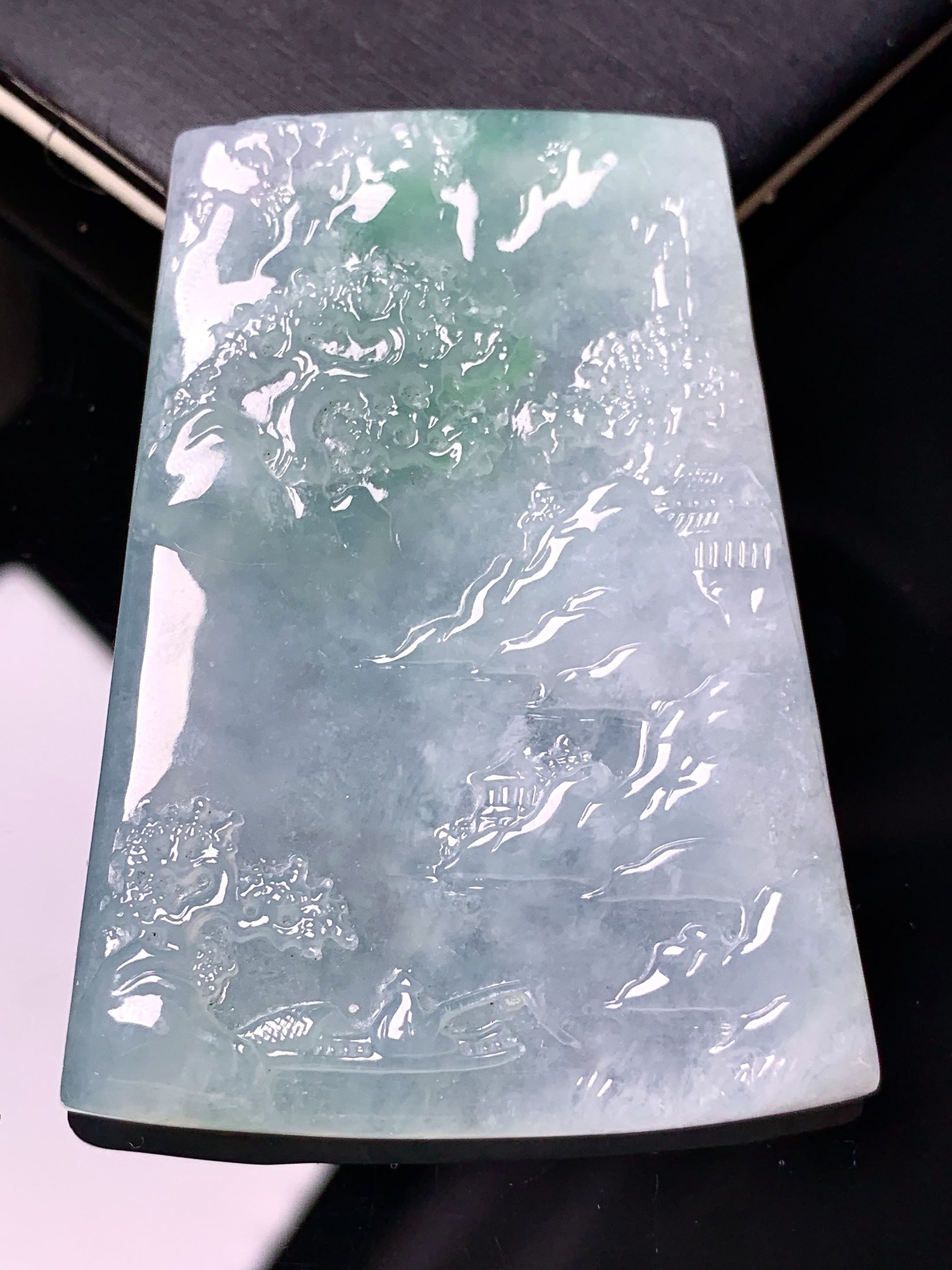 飘绿山水牌子吊坠 玉质细腻 色泽艳丽清新 水润亮眼 整体尺寸55.3*40.6*5.8 x7