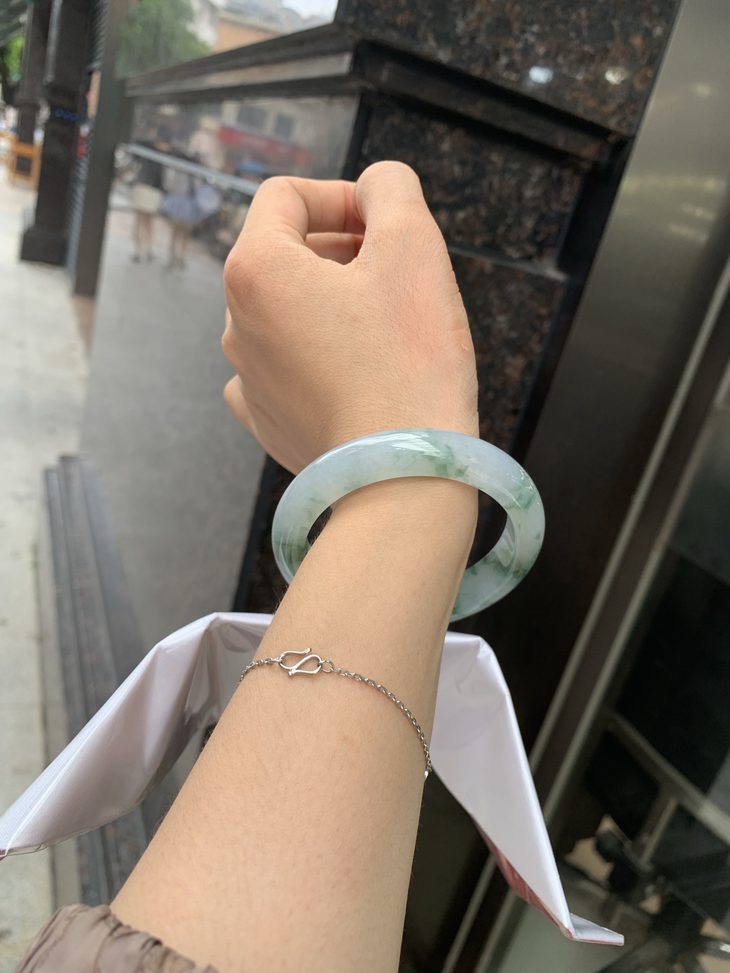 冰飘花正圈 0719-53-33 打灯棉线，底妆水润，冰底中开出了朵朵蓝花，飘花灵动飘逸，勾勒出一幅唯美诗意的山水意境画，古典优雅又秀气