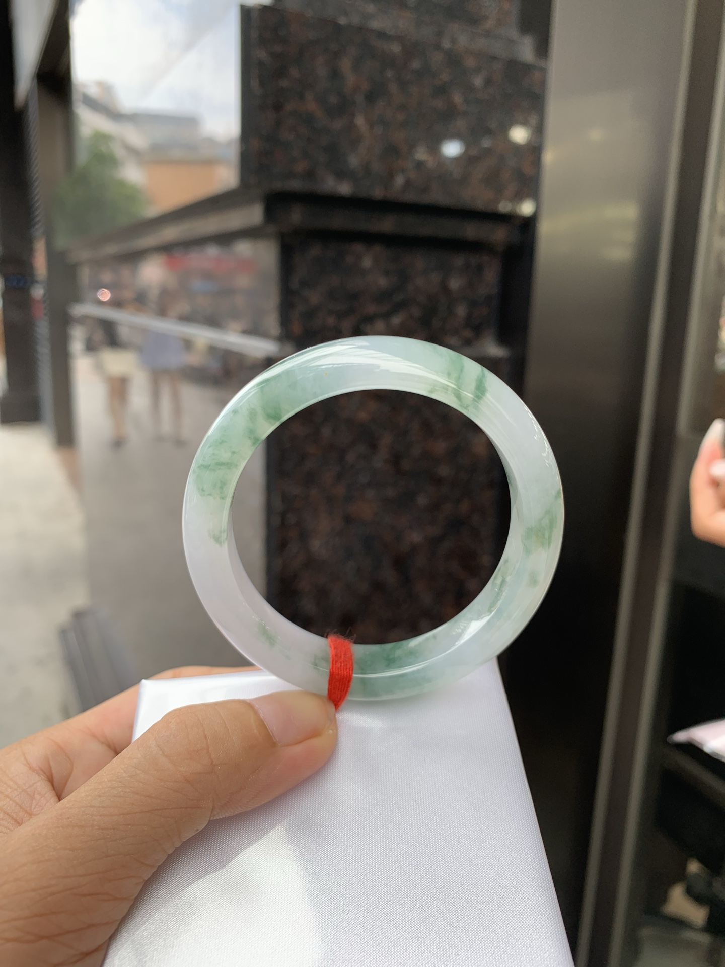 冰飘花正圈 0719-53-33 打灯棉线，底妆水润，冰底中开出了朵朵蓝花，飘花灵动飘逸，勾勒出一幅唯美诗意的山水意境画，古典优雅又秀气