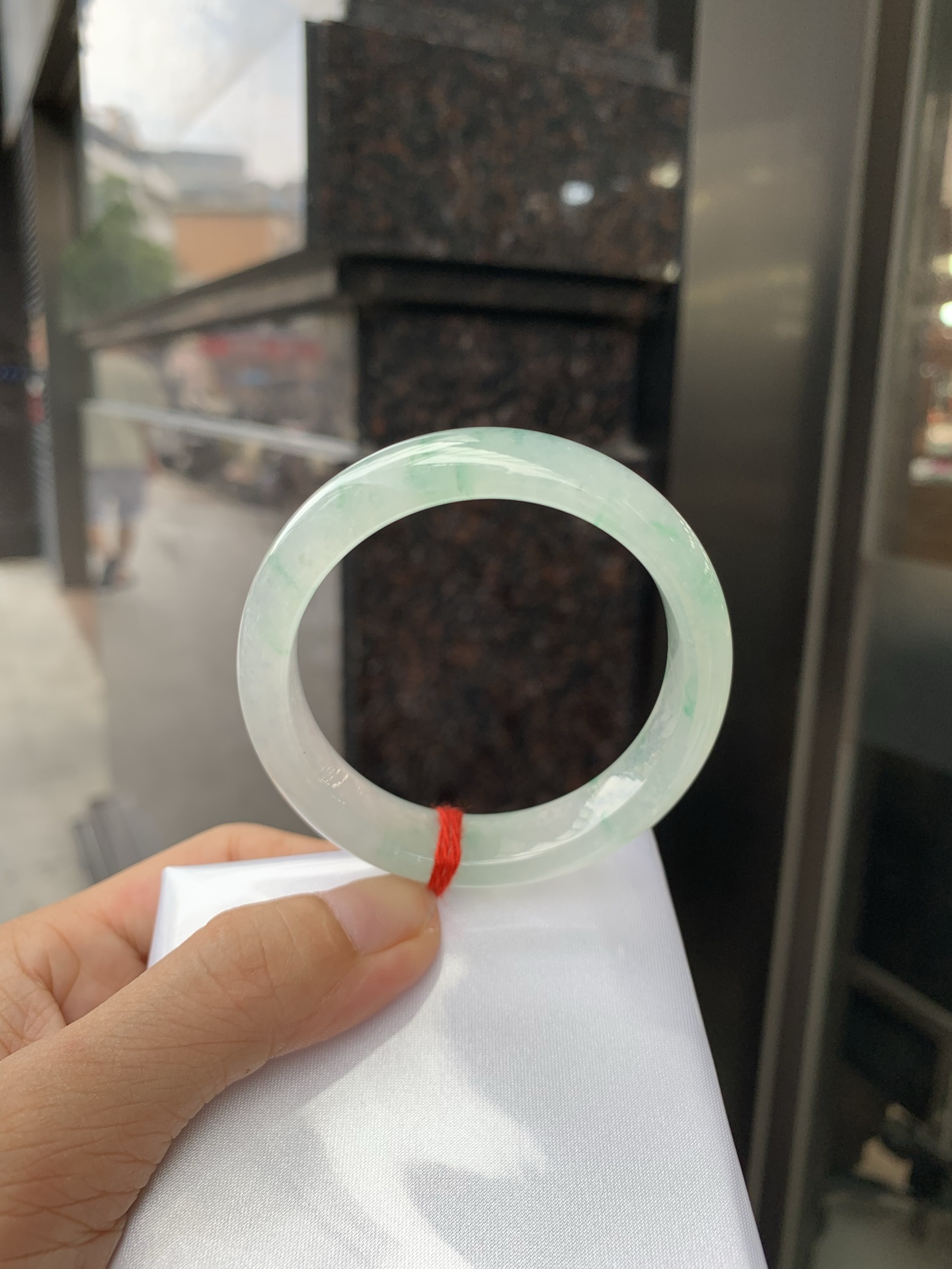 冰飘花正圈 51.8-6.8-12.2 0719-53-56 打灯细纹，底妆胶润，冰底中开出了朵朵绿花，飘花灵动飘逸，勾勒出一幅唯美诗意的山水意境画，古典优雅又秀气