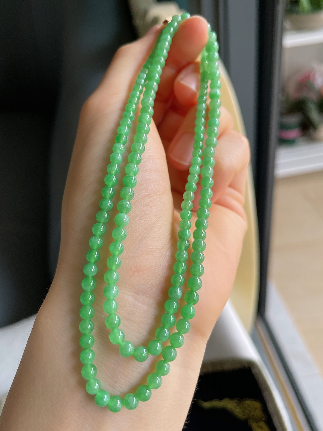 ️，天然翡翠A货，冰满绿珠链，尺寸：3.5-4.5mm146颗。【编3725】
