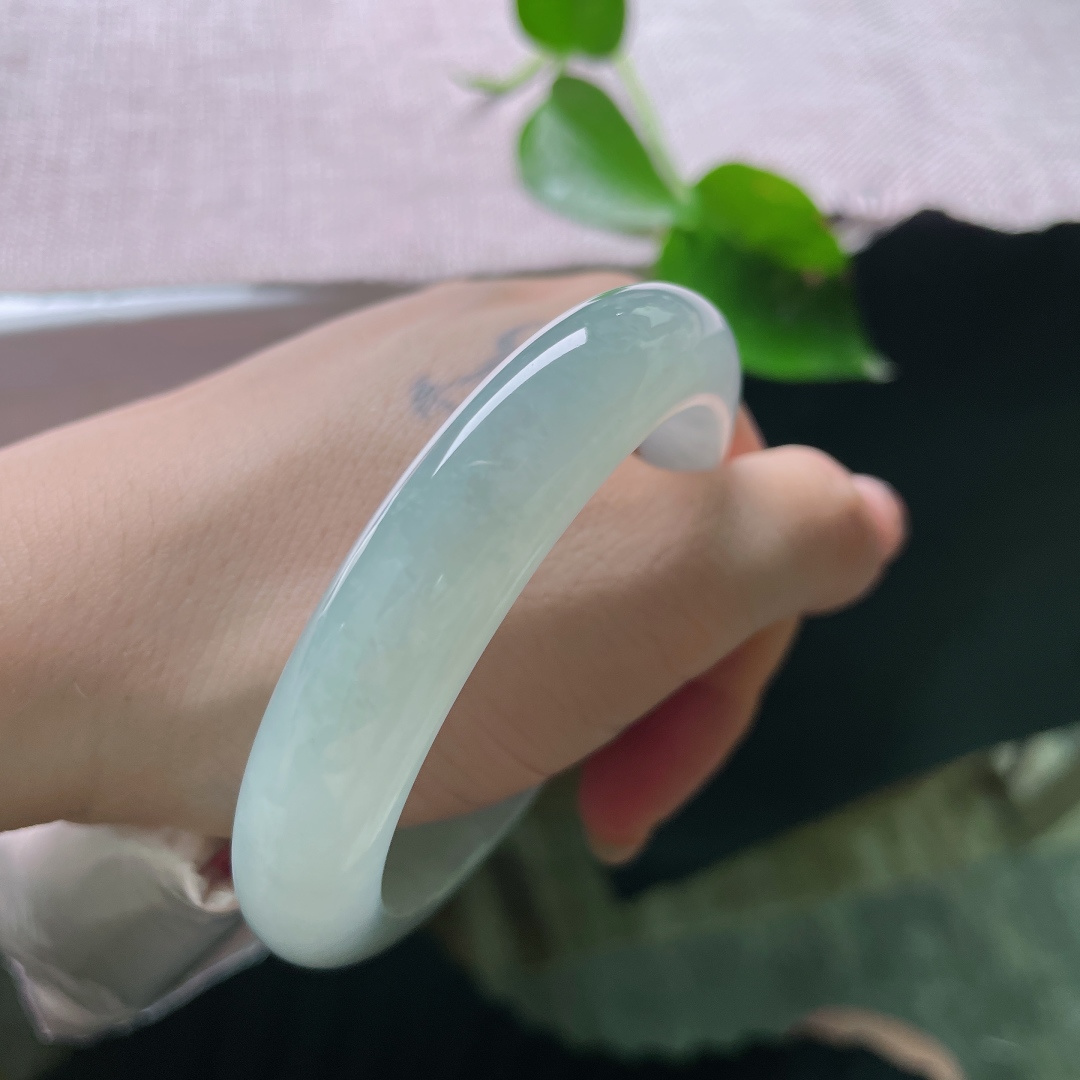 55.6/12.3/8.8，淡绿底正圈，浅笑轻柔，婉约动人，晶体，无裂，55221a