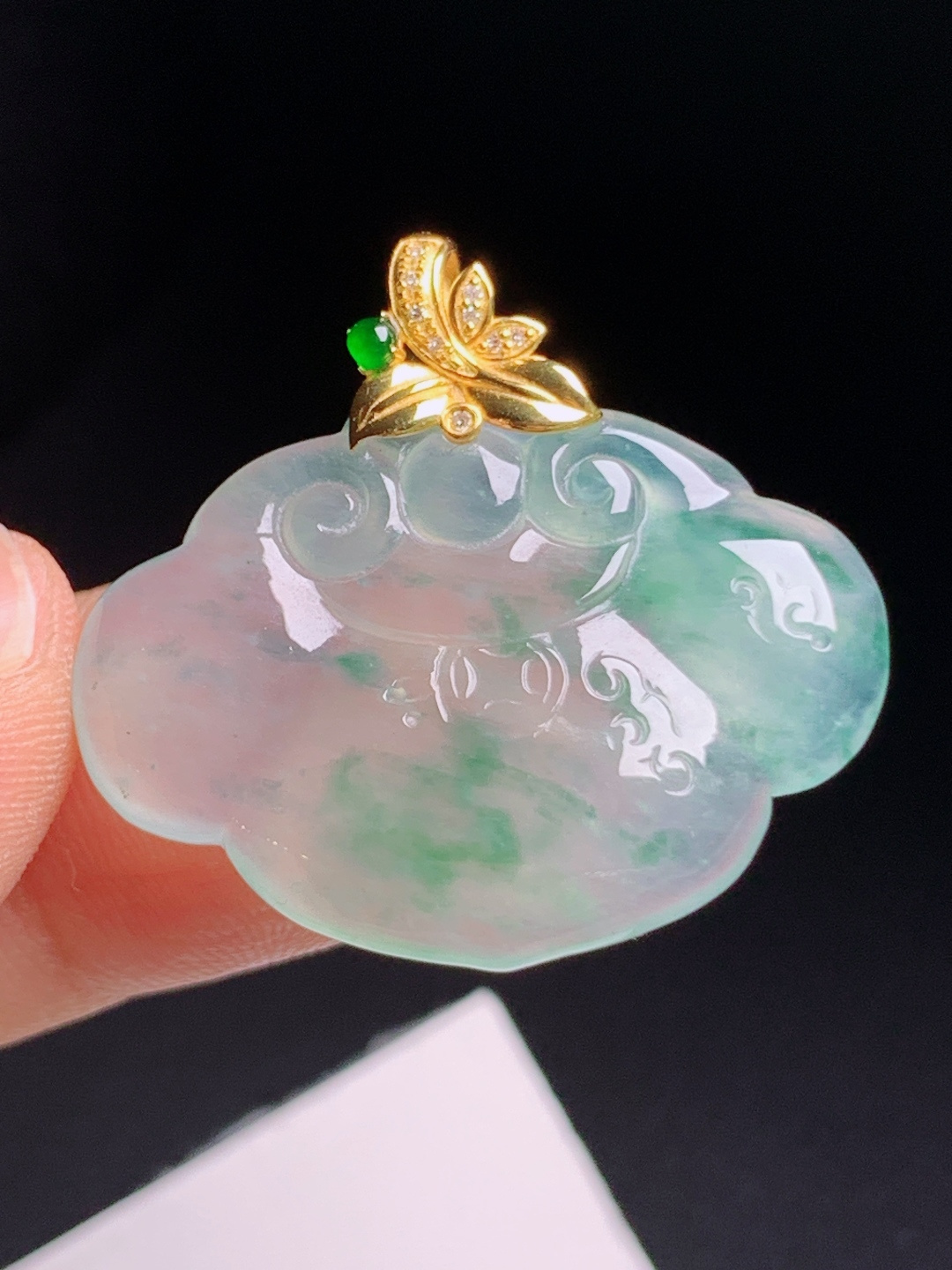 如意锁吊坠，料子灵动起光，精工雕花搭配金镶扣头，精致百搭