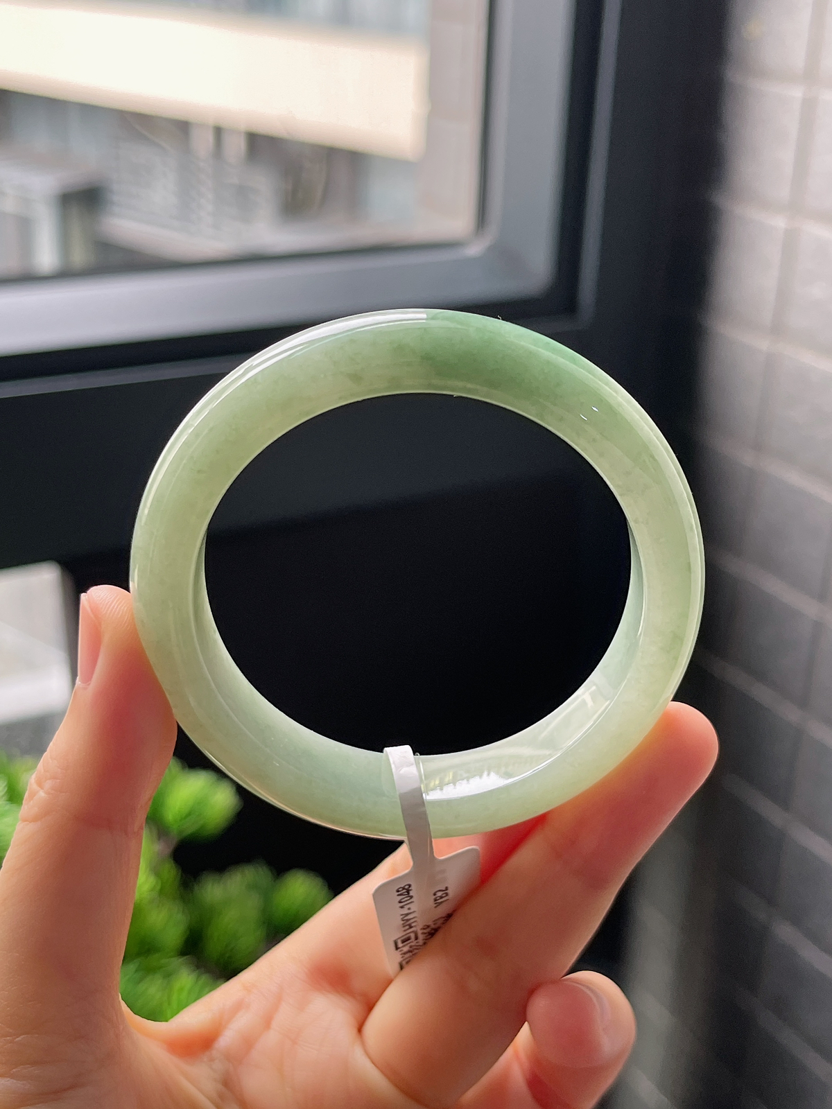 正圈52.4圈口，翡翠糯化种飘绿手镯