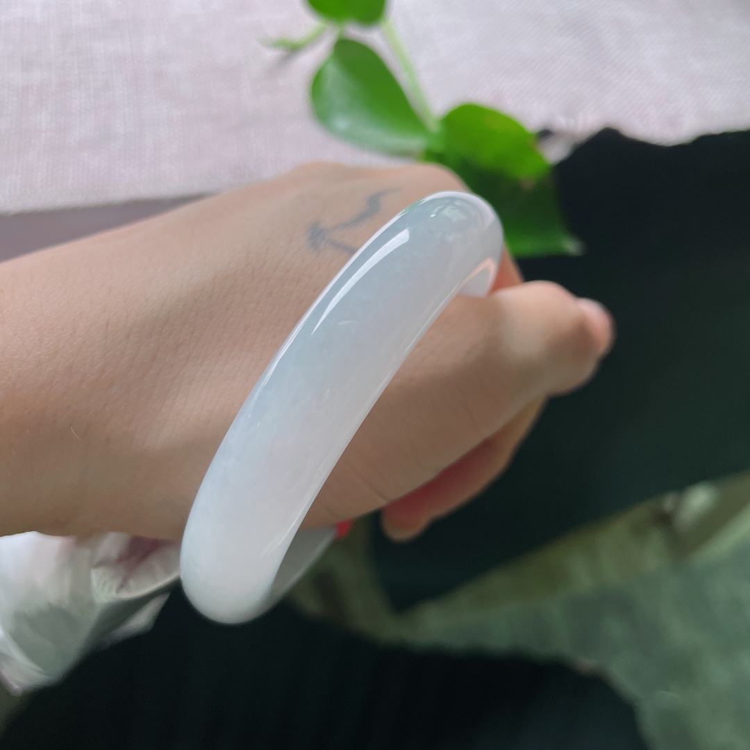 53.5/12.2/8，白月光正圈，是年少时不敢触碰的梦，如今终于安稳地戴在了腕上。有棉线，55928a