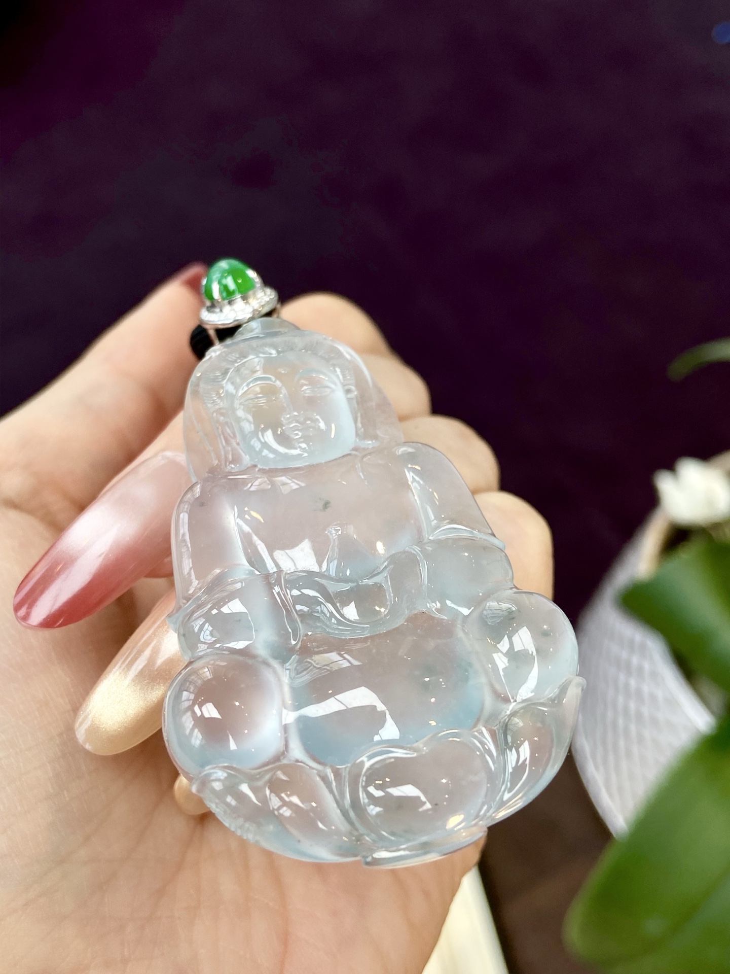 玻璃种观音吊坠，品相无敌，胶胶润润的，几缕飘花似水墨晕染尽显禅韵，慈眉善目，佩戴于心 护佑于身：74.3，裸石：61.5-39.3-8.2mm，无裂