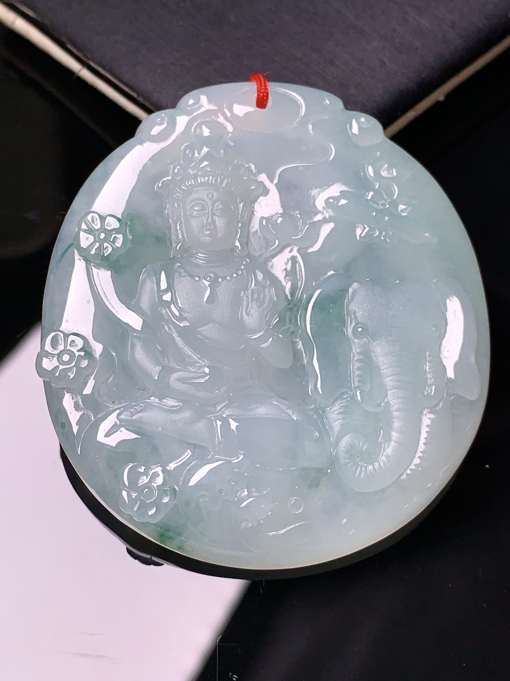 飘绿普贤观音菩萨吊坠 玉质细腻 色泽艳丽清新 水润亮眼 整体尺寸51.5*46.8*5.6 b2