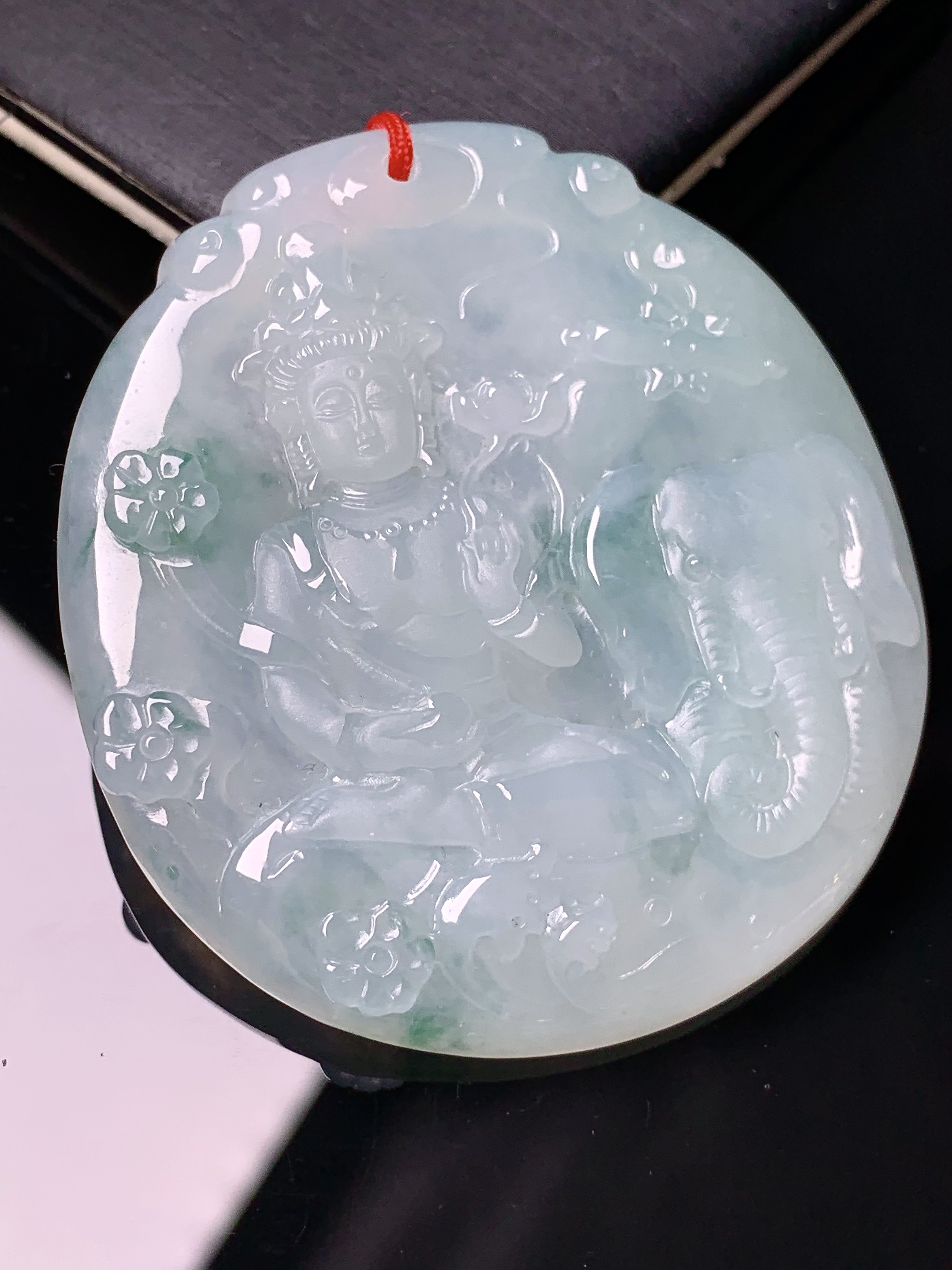 飘绿普贤观音菩萨吊坠 玉质细腻 色泽艳丽清新 水润亮眼 整体尺寸51.5*46.8*5.6 b2
