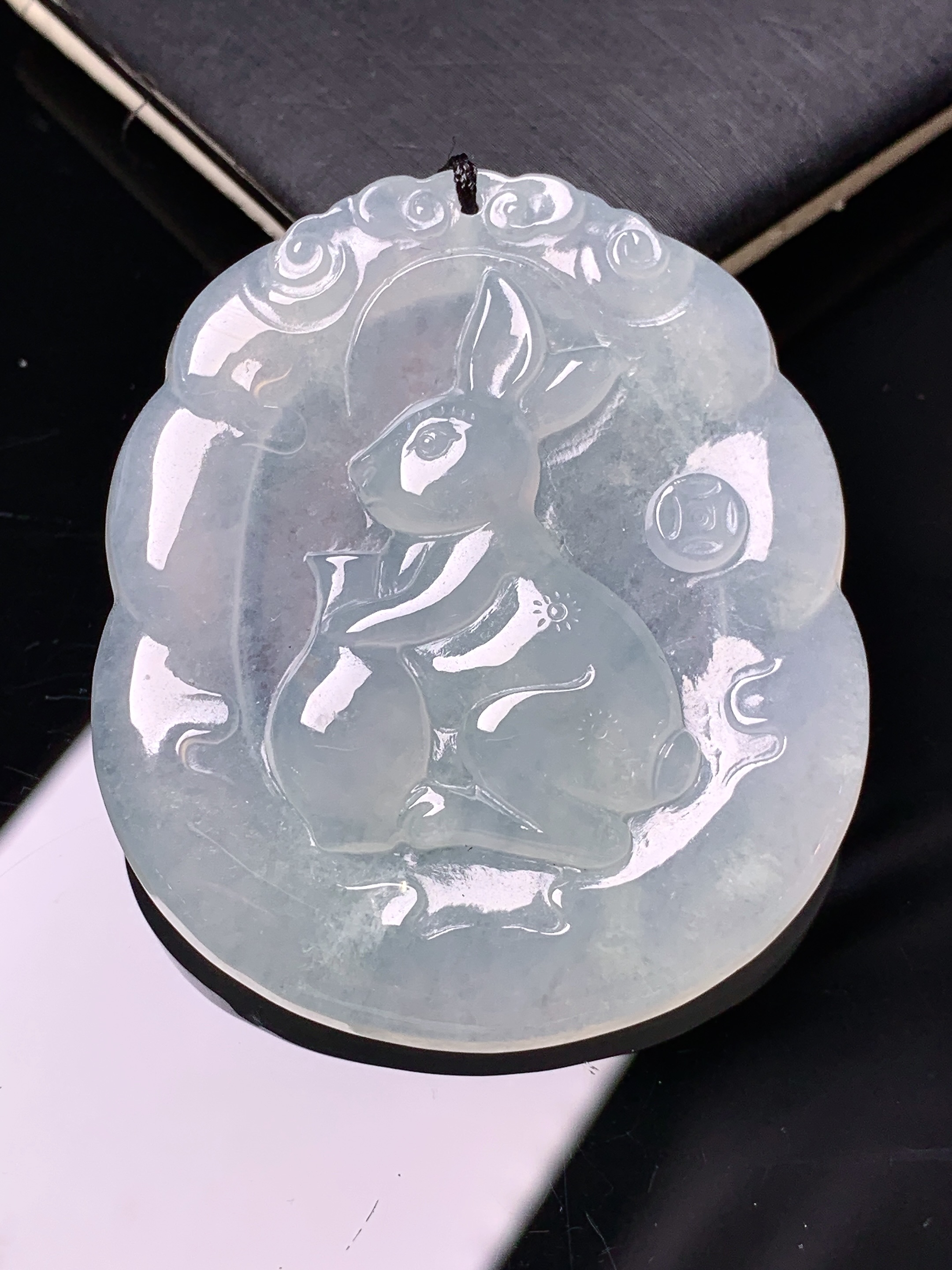 冰种生肖兔牌吊坠 玉质细腻 色泽艳丽清新 水润亮眼 整体尺寸47.6*41.3*5.6 b2