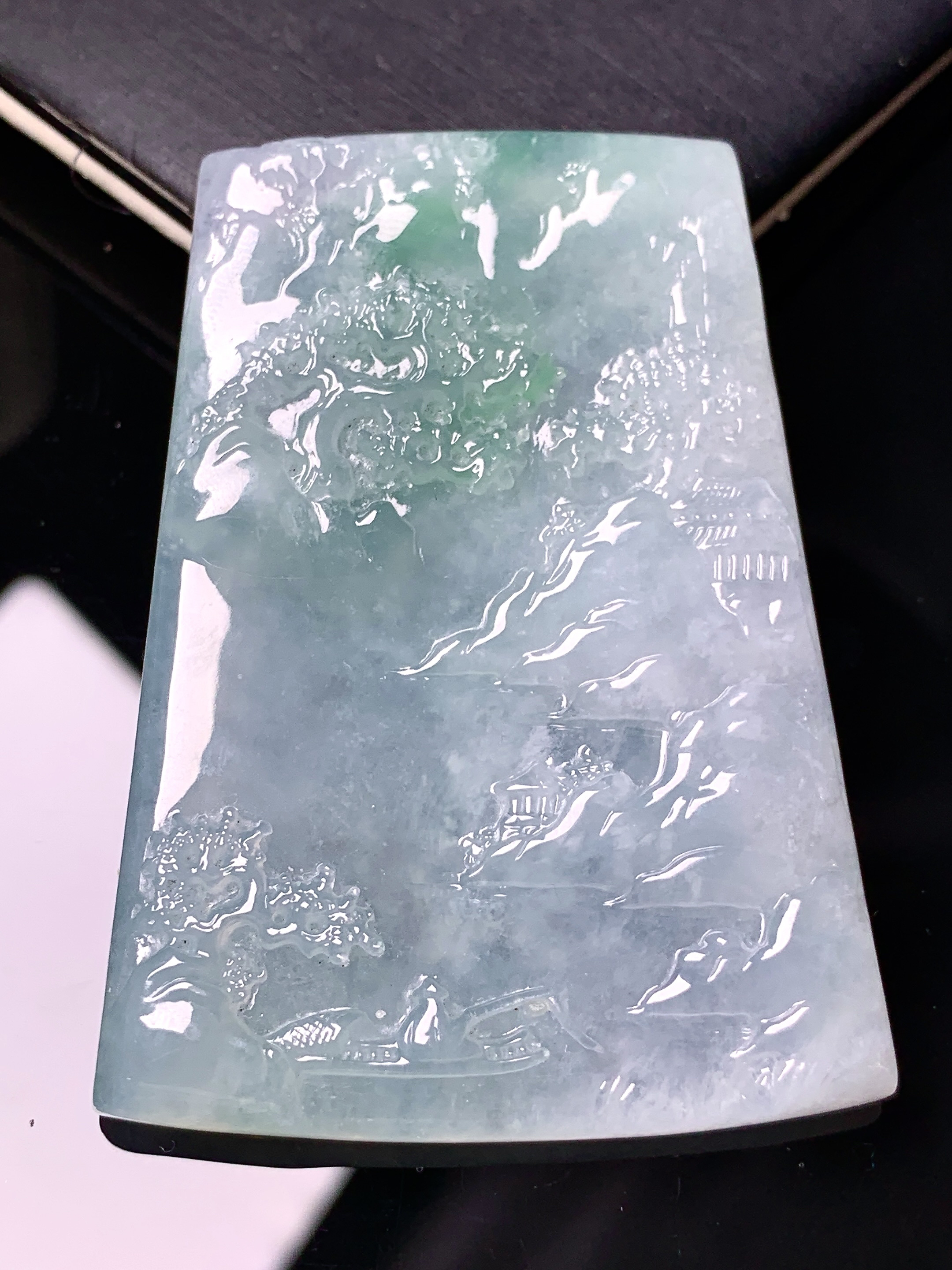 飘绿山水牌子吊坠 玉质细腻 色泽艳丽清新 水润亮眼 整体尺寸55.3*40.6*5.8 x7
