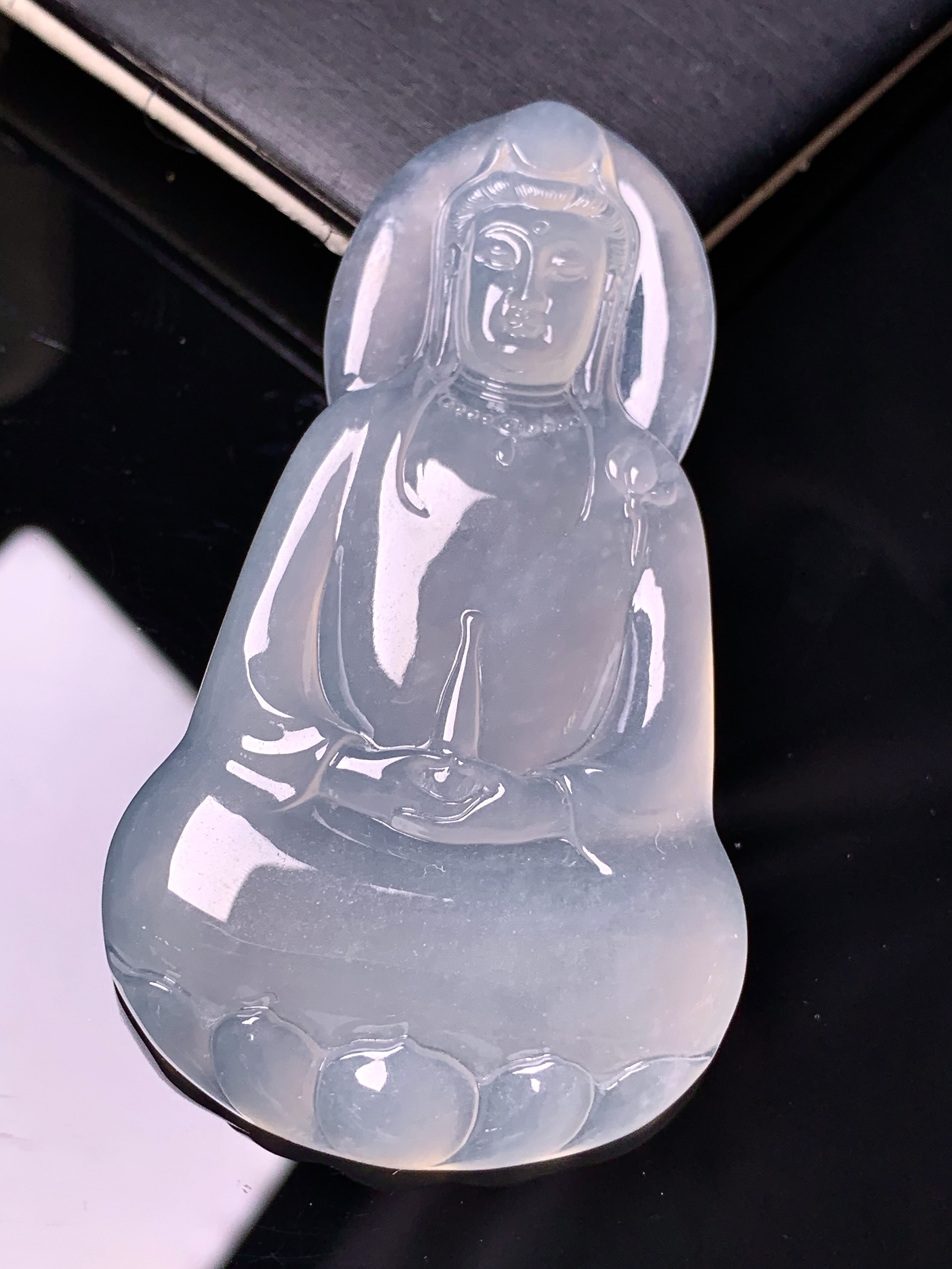 冰种观音菩萨吊坠 玉质细腻 色泽艳丽清新 水润亮眼 整体尺寸63*35.2*5.6 x7