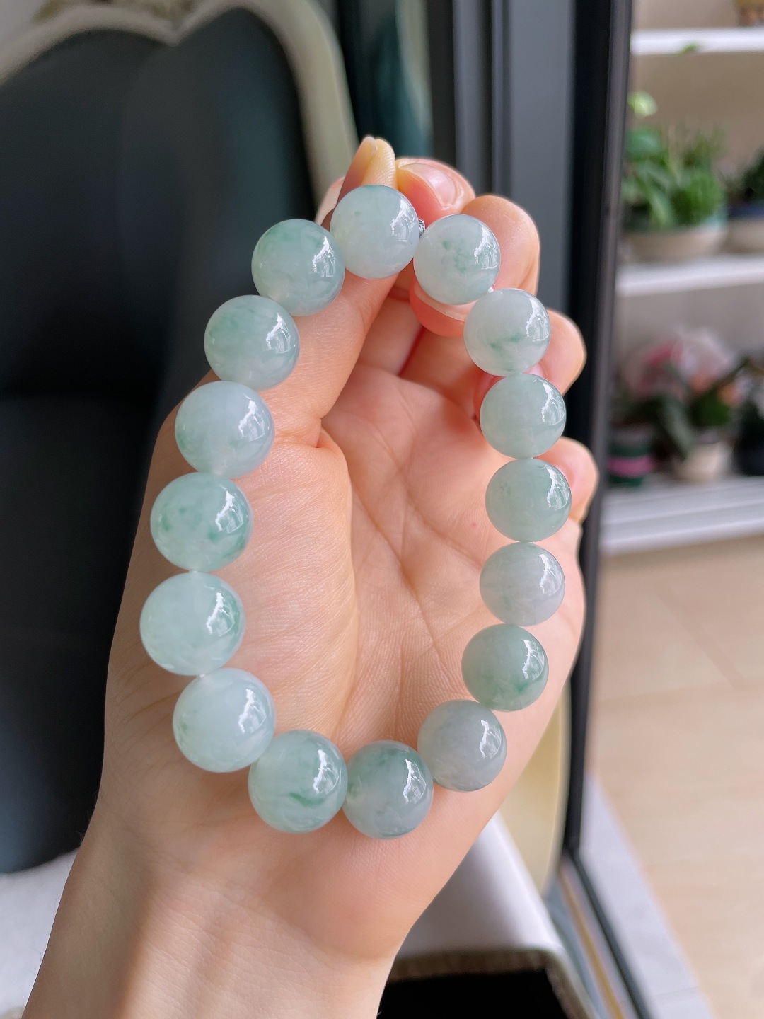 天然翡翠A货，冰飘花手串，尺寸：12.5mm。【编1809】