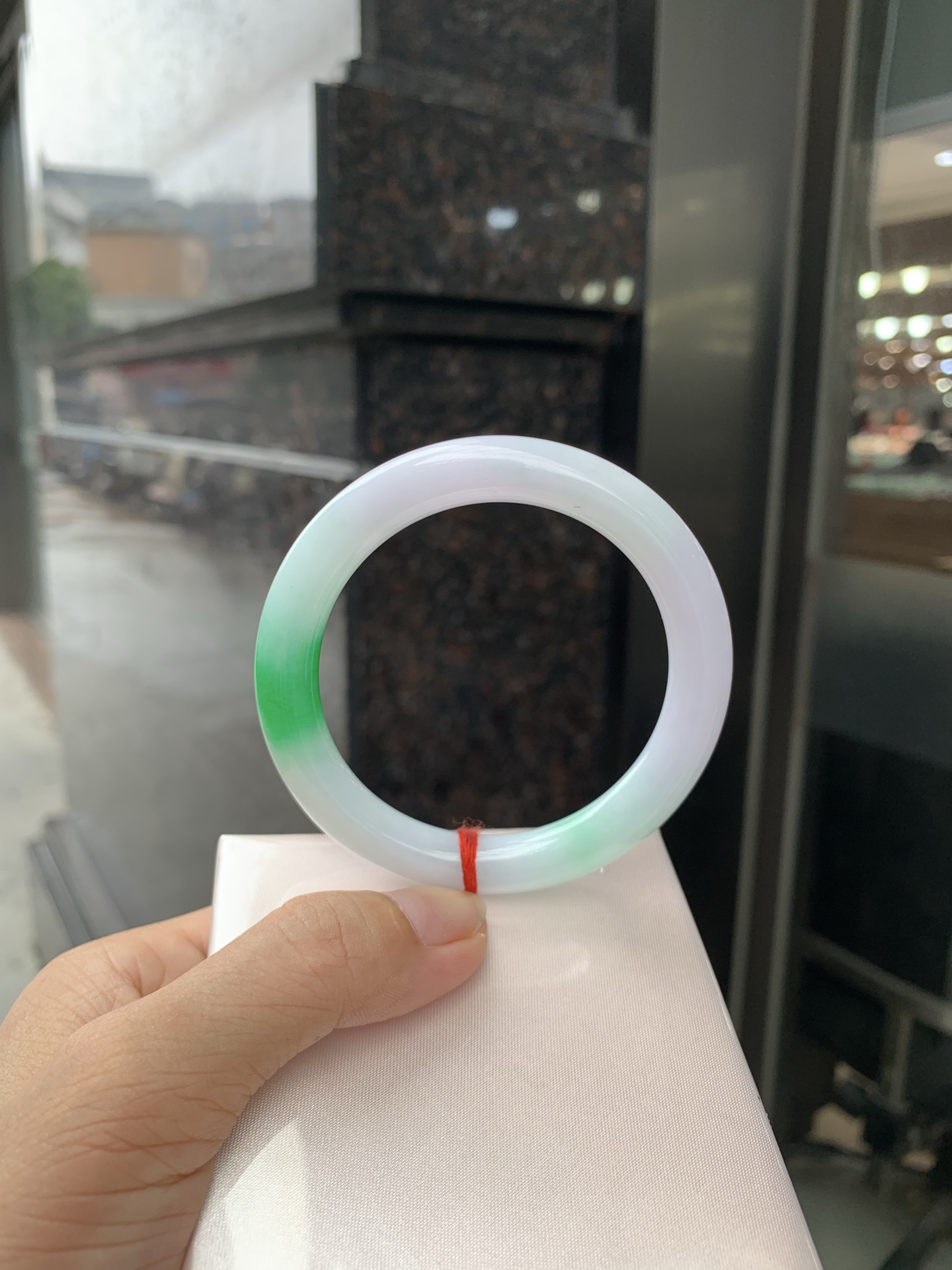 阳绿春彩圆条 54.4-8.8-7.7 0719-N1224 无裂，底妆水润，淡淡粉底凝霜，翠落镯间，底色晕染柔润淡紫罗兰，雾面紫韵含蓄温婉，一抹阳绿花色顺势晕开，阳绿花鲜活明艳，紫绿撞色浑然天成。