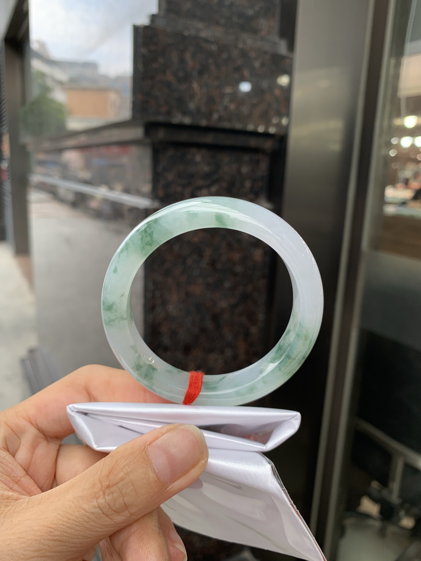 冰飘花正圈 0719-53-33 打灯棉线，底妆水润，冰底中开出了朵朵蓝花，飘花灵动飘逸，勾勒出一幅唯美诗意的山水意境画，古典优雅又秀气