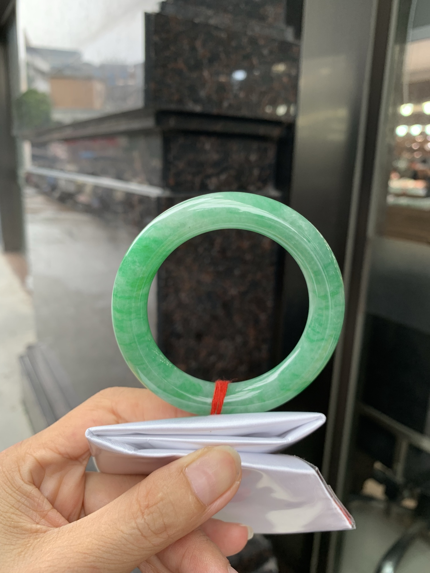 满绿圆条 52.8-10.3-11.3 0719-53-41 打灯细纹，棉线，底妆水润，满圈果阳绿鲜艳青翠，色泽均匀分布，举手投足之间散发出来的贵气感