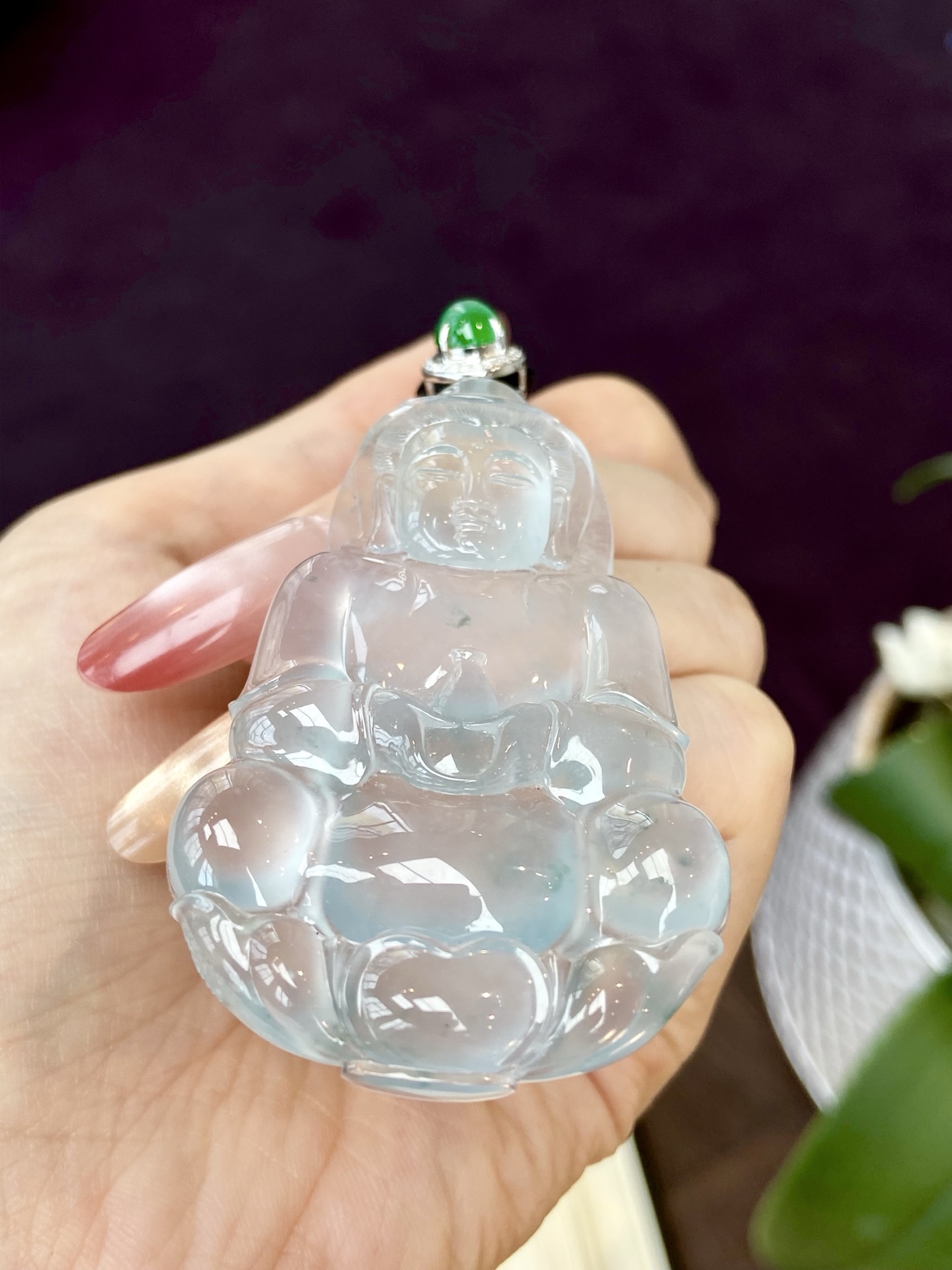 玻璃种观音吊坠，品相无敌，胶胶润润的，几缕飘花似水墨晕染尽显禅韵，慈眉善目，佩戴于心 护佑于身：74.3，裸石：61.5-39.3-8.2mm，无裂