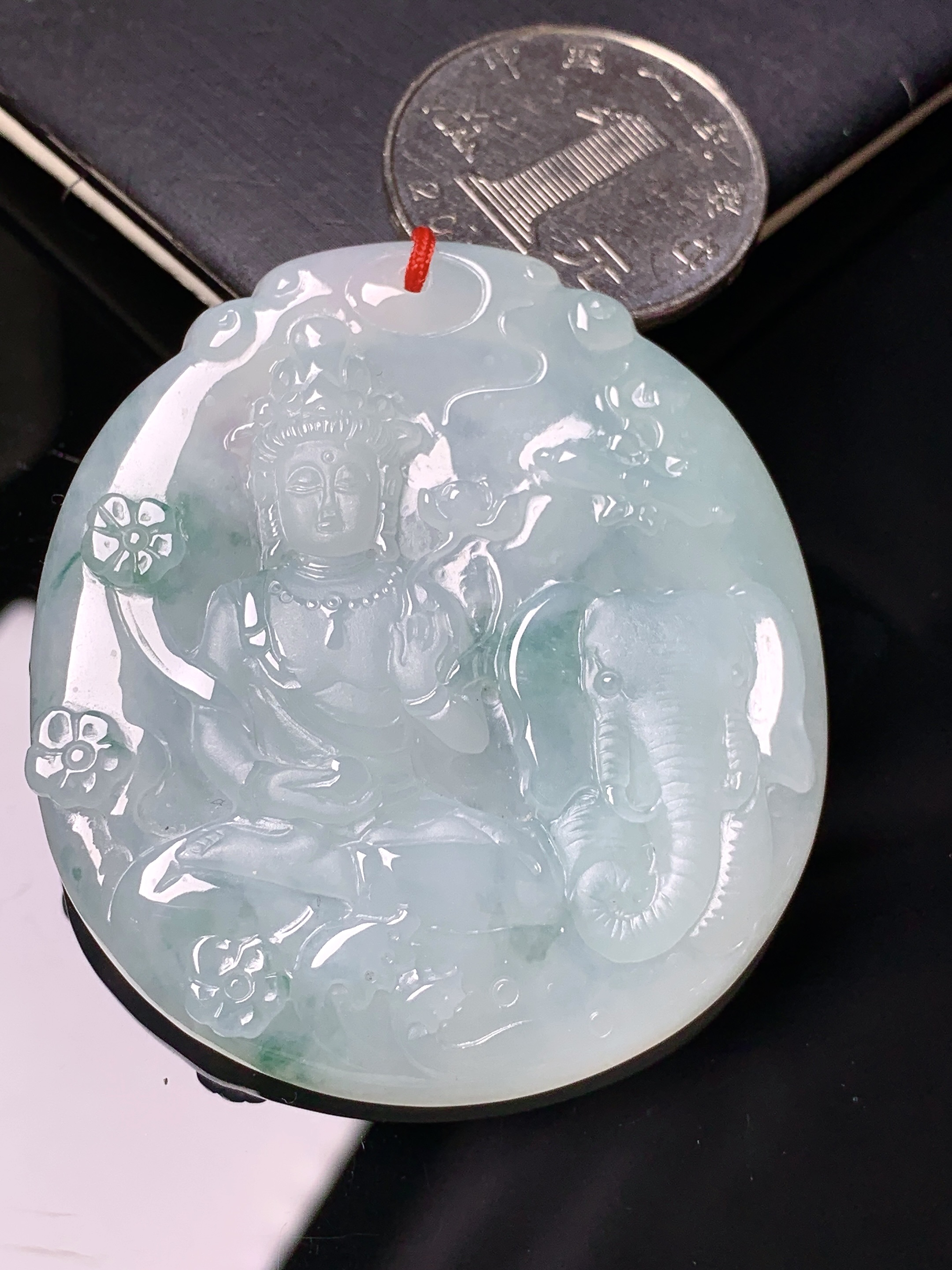 飘绿普贤观音菩萨吊坠 玉质细腻 色泽艳丽清新 水润亮眼 整体尺寸51.5*46.8*5.6 b2