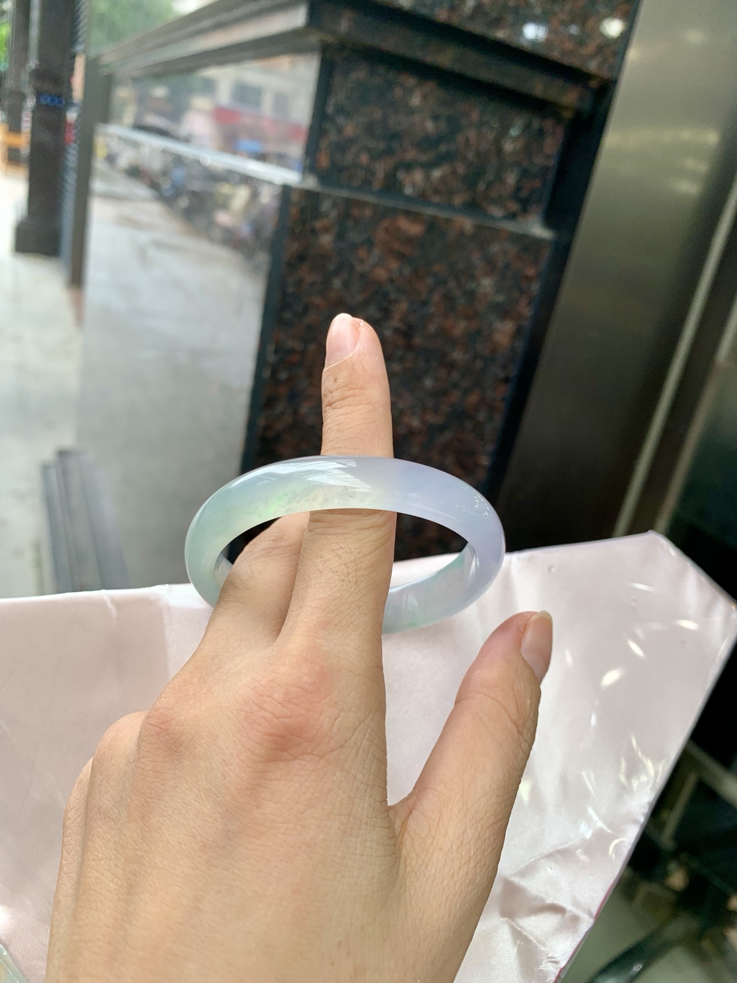 冰春彩贵妃 54.5-46-5.7-10.8 0719-4A168 无裂，底妆冰透，谁能拒绝一只自带春日滤镜的春彩镯啊，一抹金丝绿，像雾里的新芽，冰润细腻，上手温柔到骨子里，把整个春天的诗意都戴在手上。