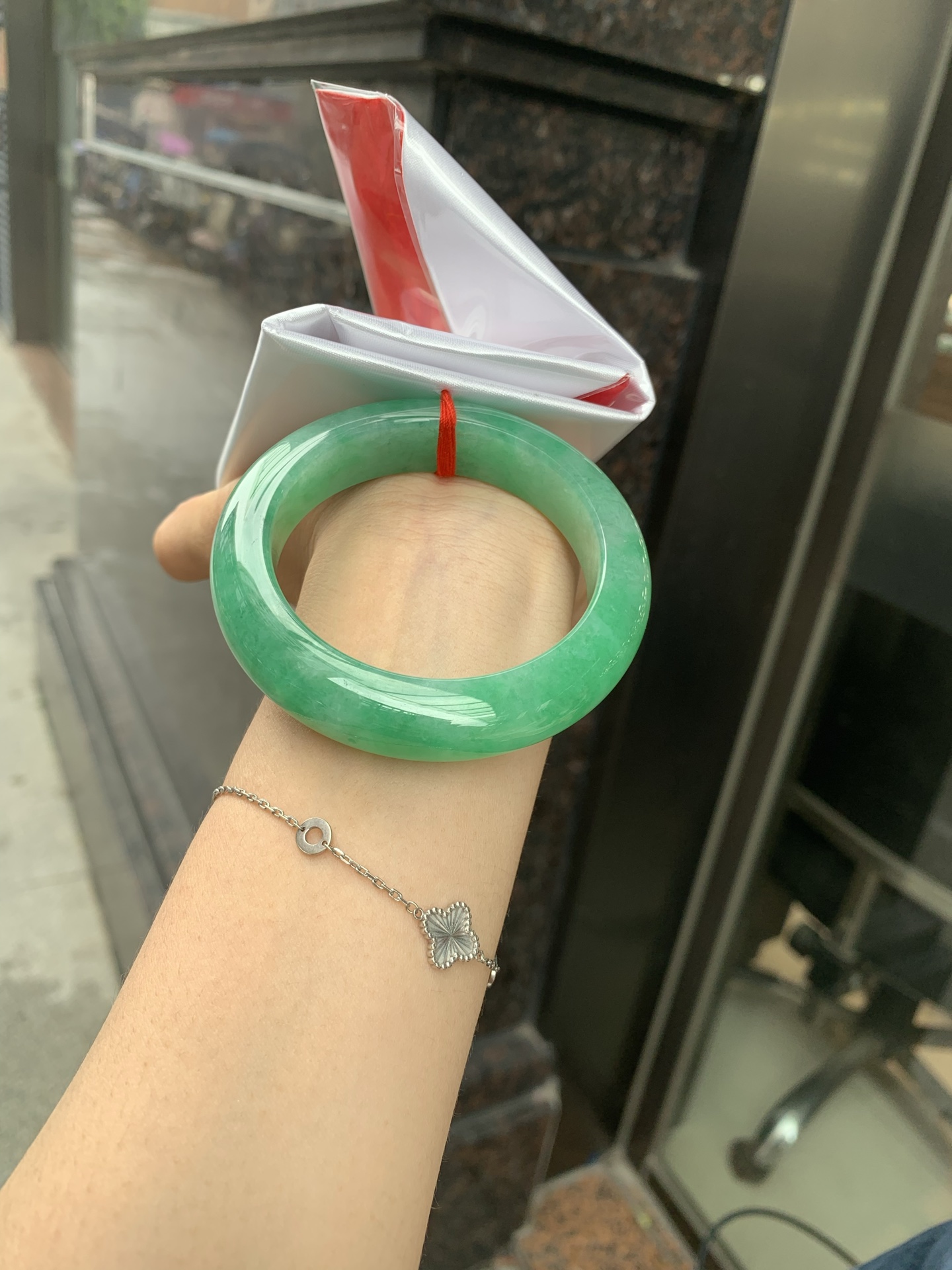 满绿正圈 54.2-9.5-13.3 0719-53-61 打灯细纹，底妆水润，满圈果阳绿鲜艳青翠，色泽均匀分布，举手投足之间散发出来的贵气感