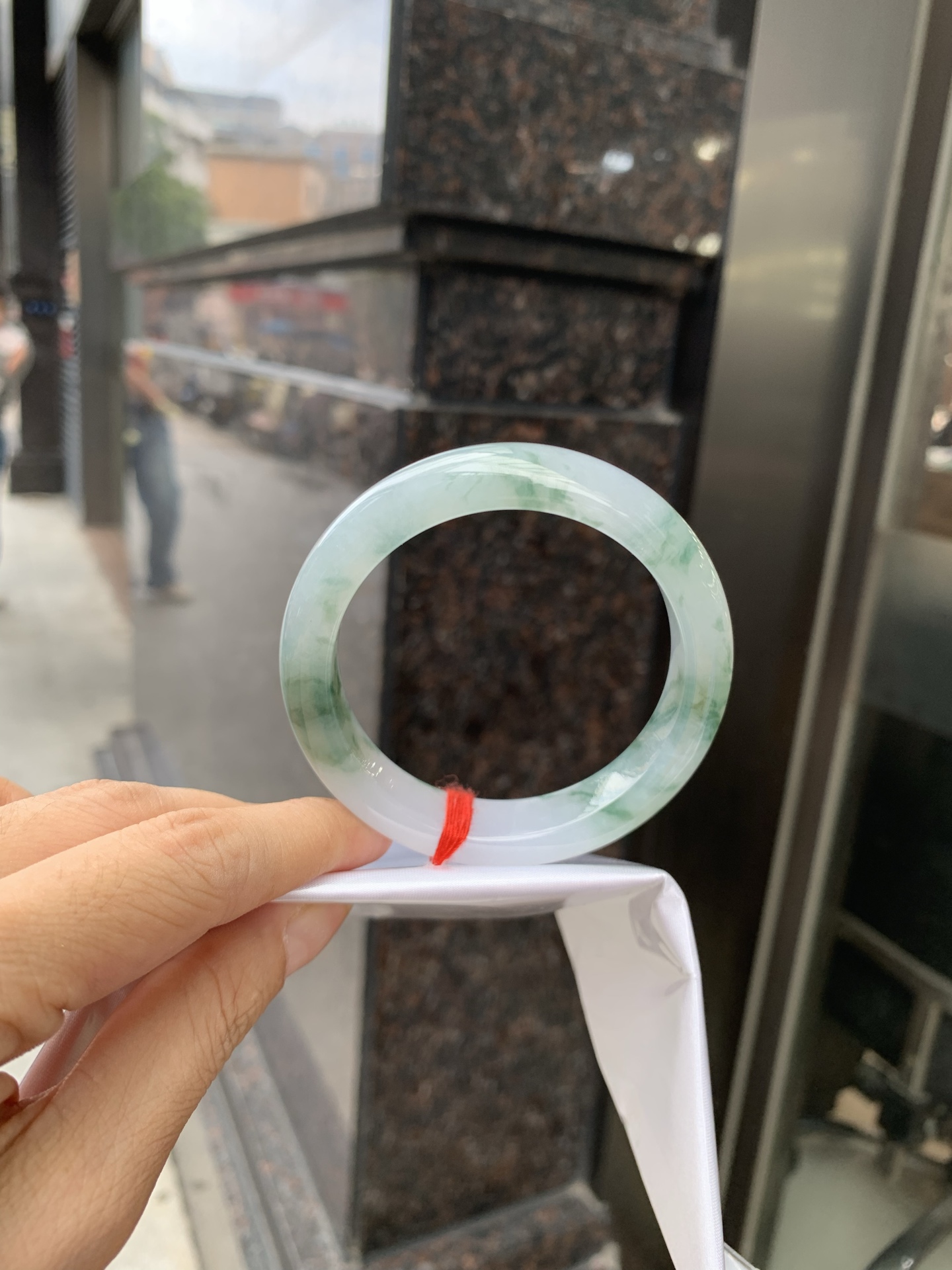 冰飘花正圈 0719-53-33 打灯棉线，底妆水润，冰底中开出了朵朵蓝花，飘花灵动飘逸，勾勒出一幅唯美诗意的山水意境画，古典优雅又秀气