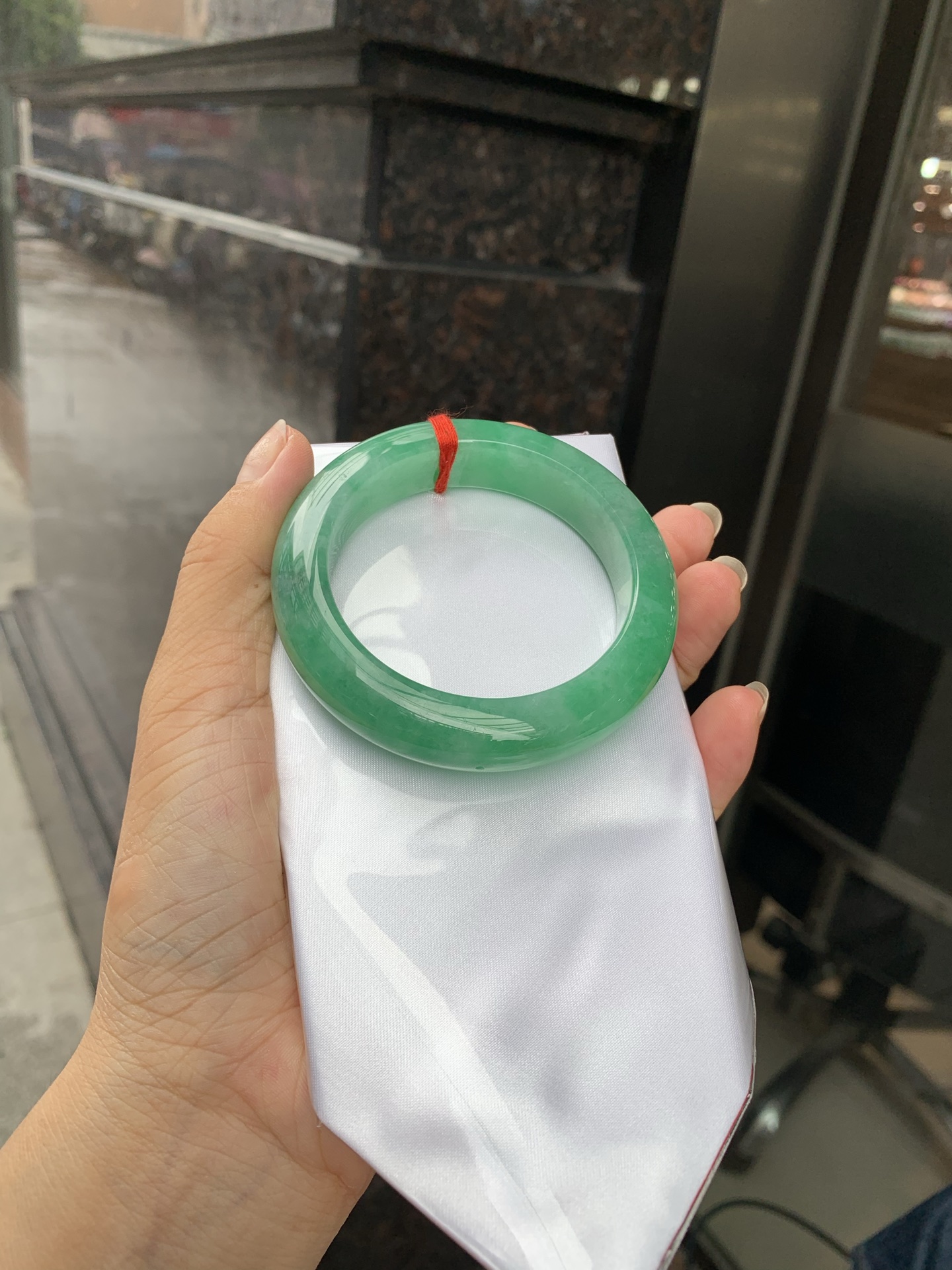 满绿正圈 54.2-9.5-13.3 0719-53-61 打灯细纹，底妆水润，满圈果阳绿鲜艳青翠，色泽均匀分布，举手投足之间散发出来的贵气感