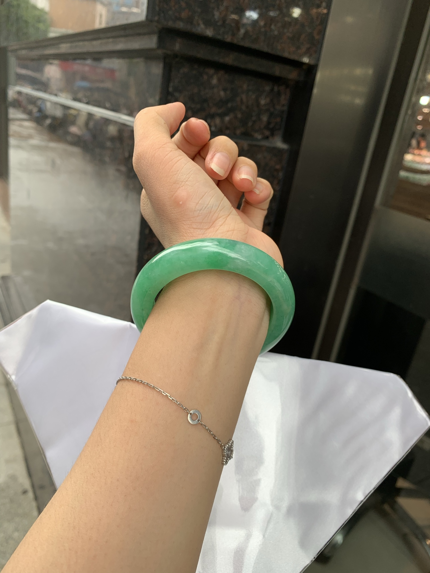 满绿正圈 54.2-9.5-13.3 0719-53-61 打灯细纹，底妆水润，满圈果阳绿鲜艳青翠，色泽均匀分布，举手投足之间散发出来的贵气感