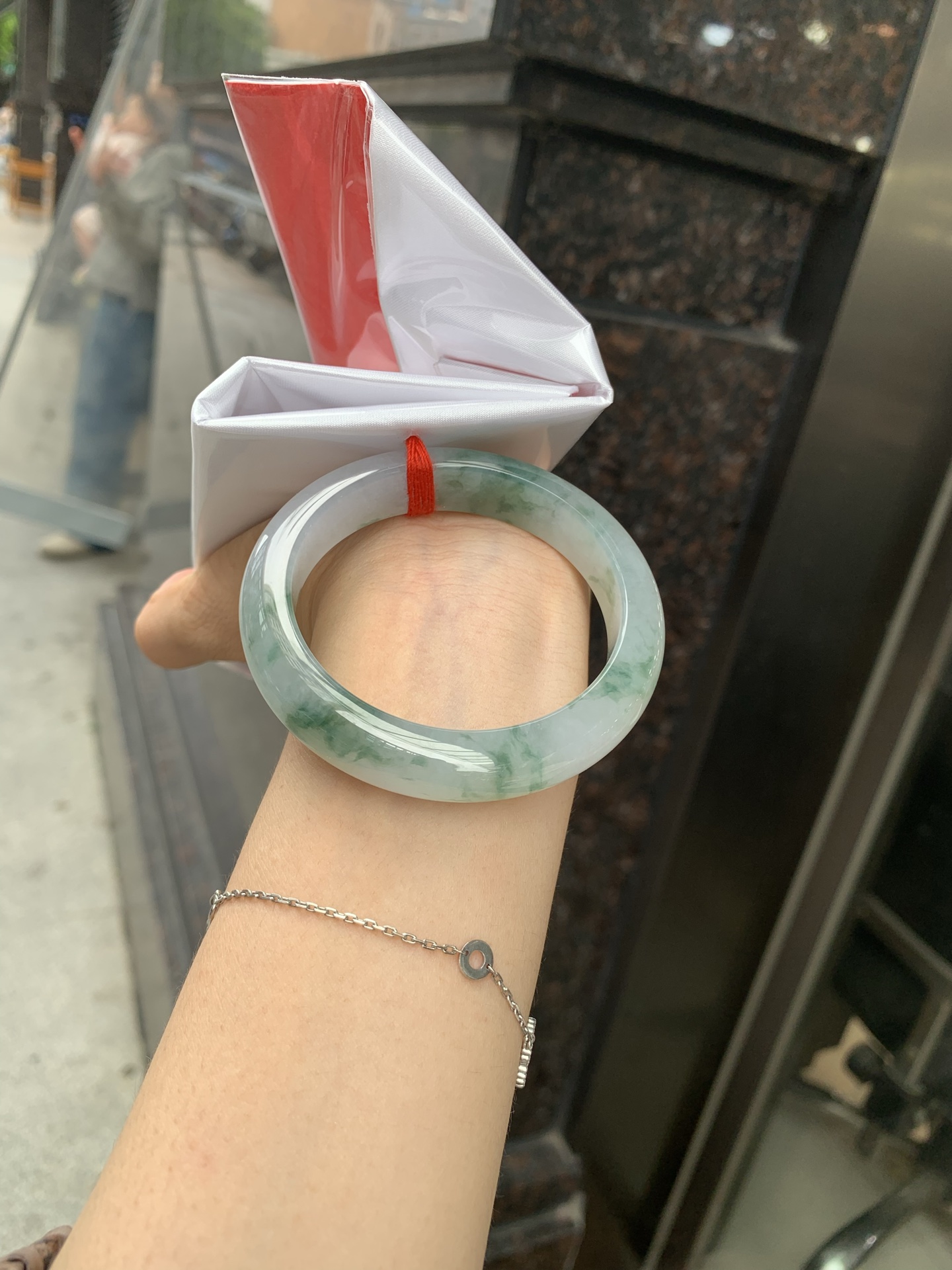 冰飘花正圈 0719-53-33 打灯棉线，底妆水润，冰底中开出了朵朵蓝花，飘花灵动飘逸，勾勒出一幅唯美诗意的山水意境画，古典优雅又秀气
