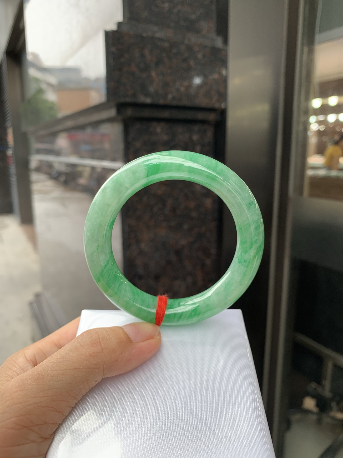 满绿圆条 52.8-10.3-11.3 0719-53-41 打灯细纹，棉线，底妆水润，满圈果阳绿鲜艳青翠，色泽均匀分布，举手投足之间散发出来的贵气感