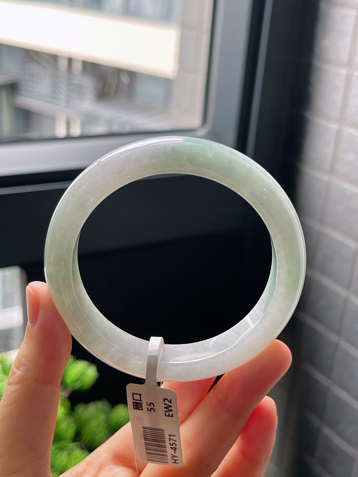 圈口55.8，翡翠糯化种飘绿手镯