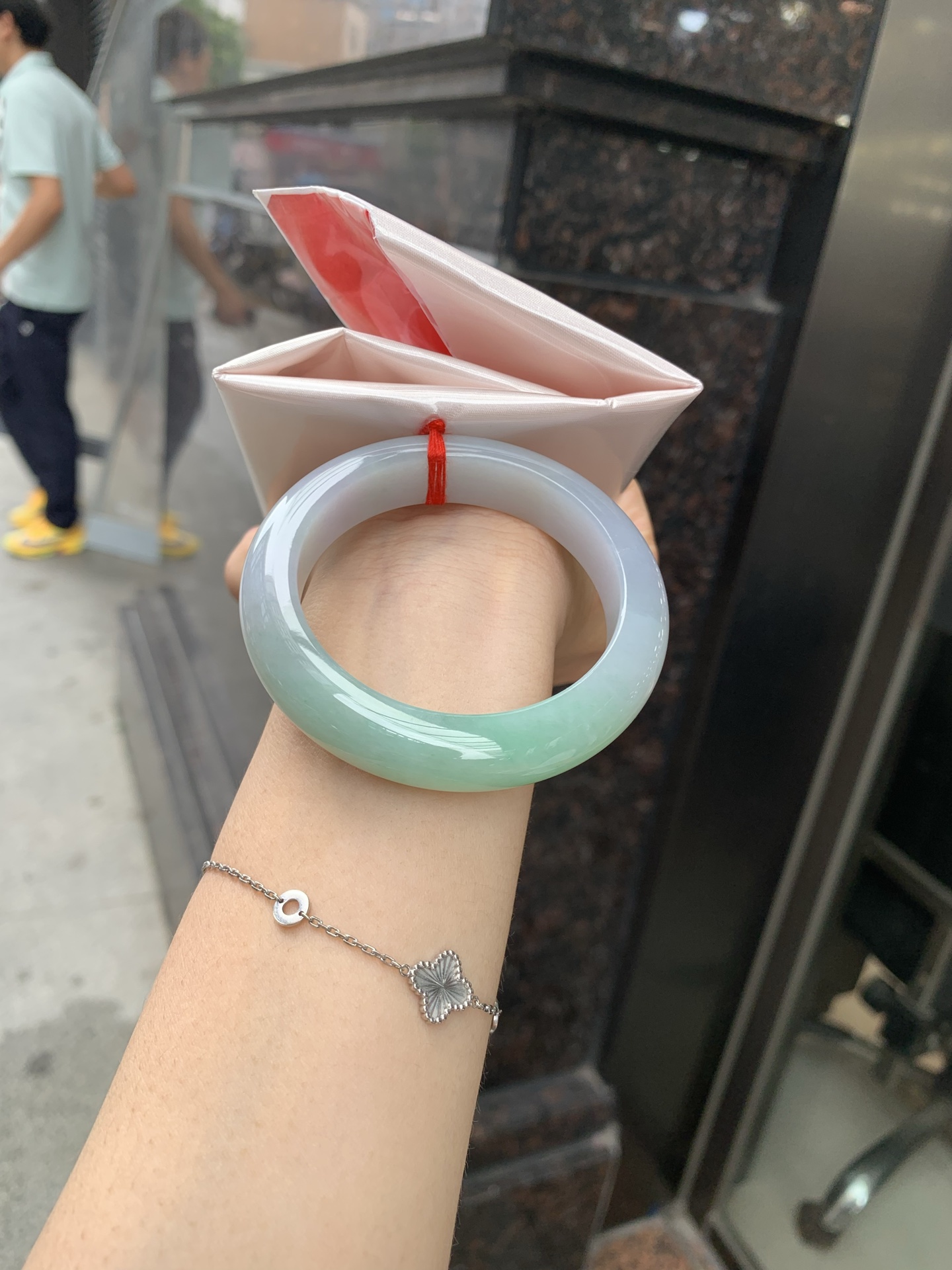 淡春彩正圈 52.7-8.6-12.1 0719-53-21 打灯棉线，底妆水润细腻，淡淡粉底与淡果绿搭配，宛如春天的繁华。在岁月的长河流转中绽放着独特的魅力，气质温婉而迷人。