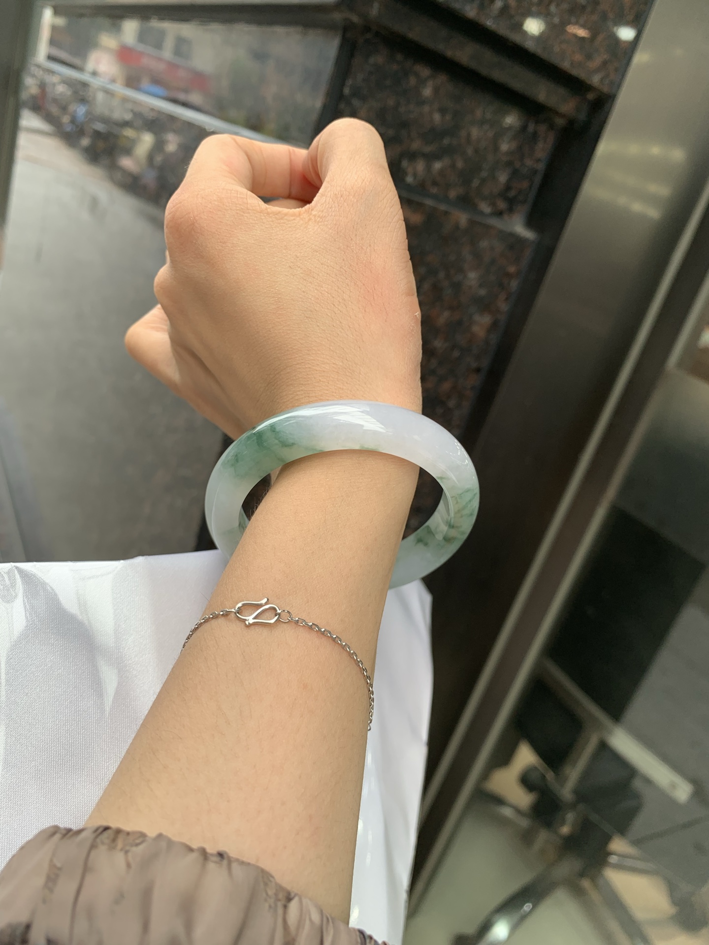 冰飘花正圈 0719-53-33 打灯棉线，底妆水润，冰底中开出了朵朵蓝花，飘花灵动飘逸，勾勒出一幅唯美诗意的山水意境画，古典优雅又秀气