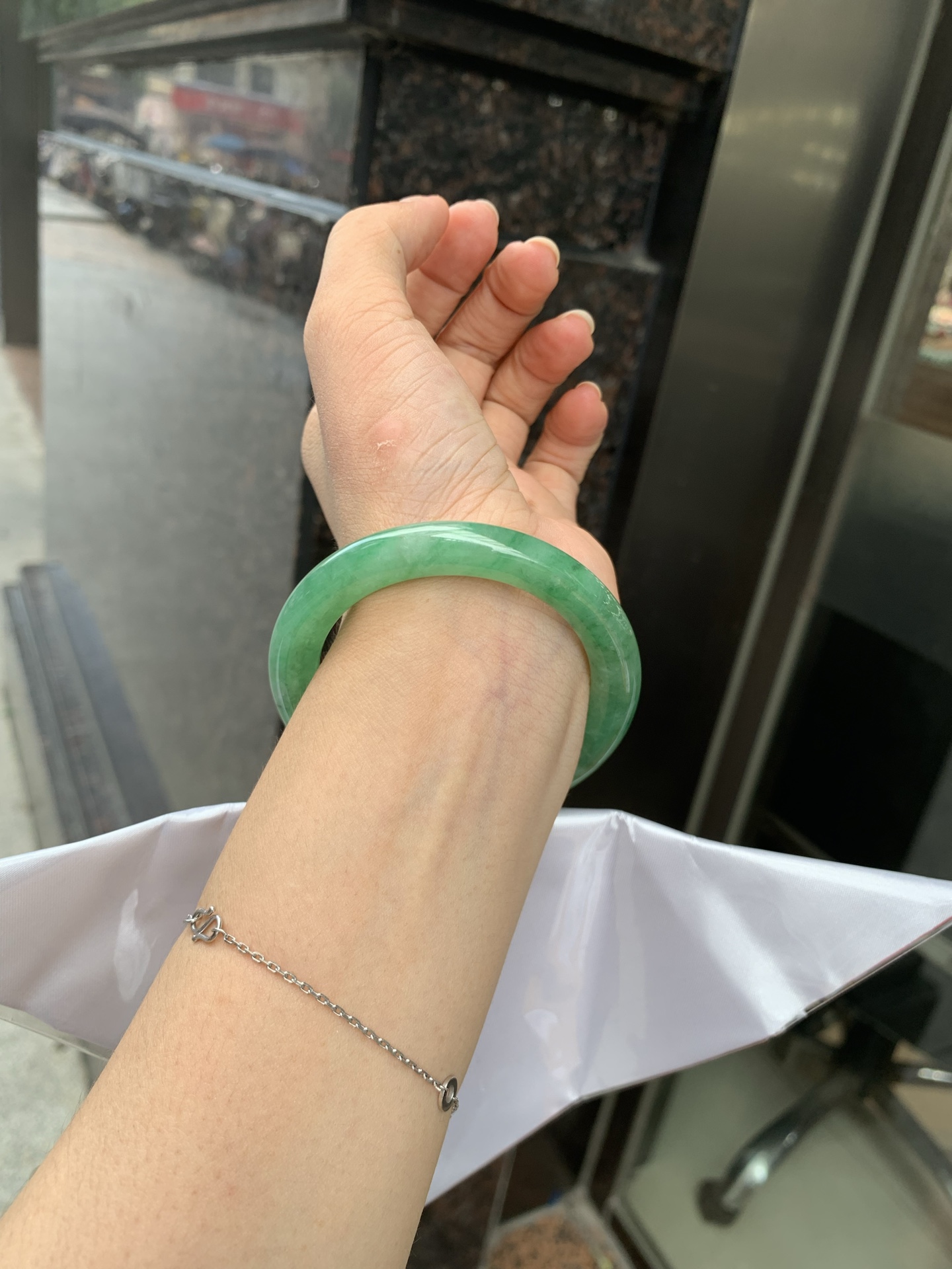 满绿圆条 51.2-8.7-7.6 0719-53-26 打灯细棉纹，底妆水润，满圈果阳绿鲜艳青翠，色泽均匀分布，举手投足之间散发出来的贵气感