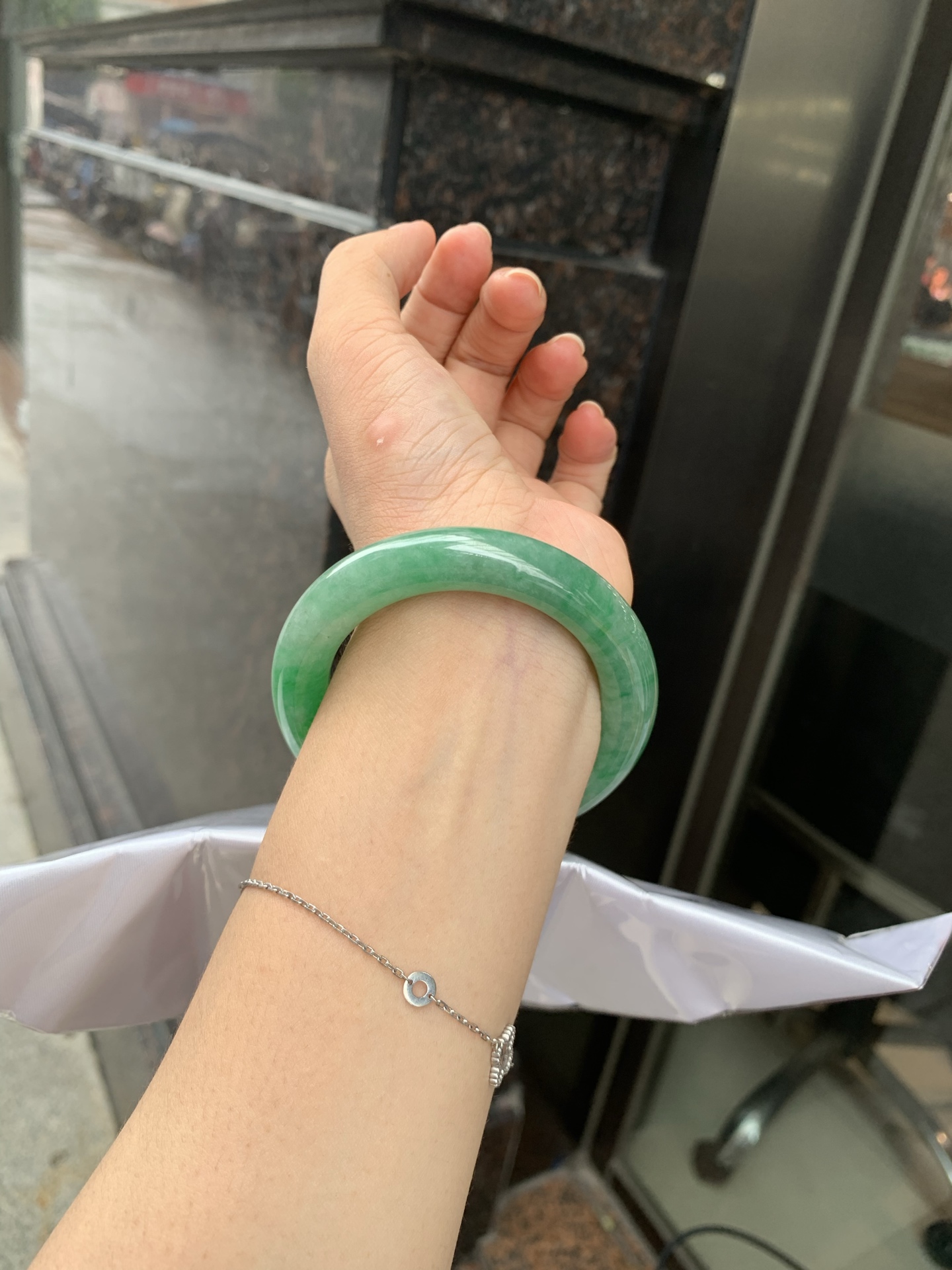 满绿圆条 52.8-10.3-11.3 0719-53-41 打灯细纹，棉线，底妆水润，满圈果阳绿鲜艳青翠，色泽均匀分布，举手投足之间散发出来的贵气感