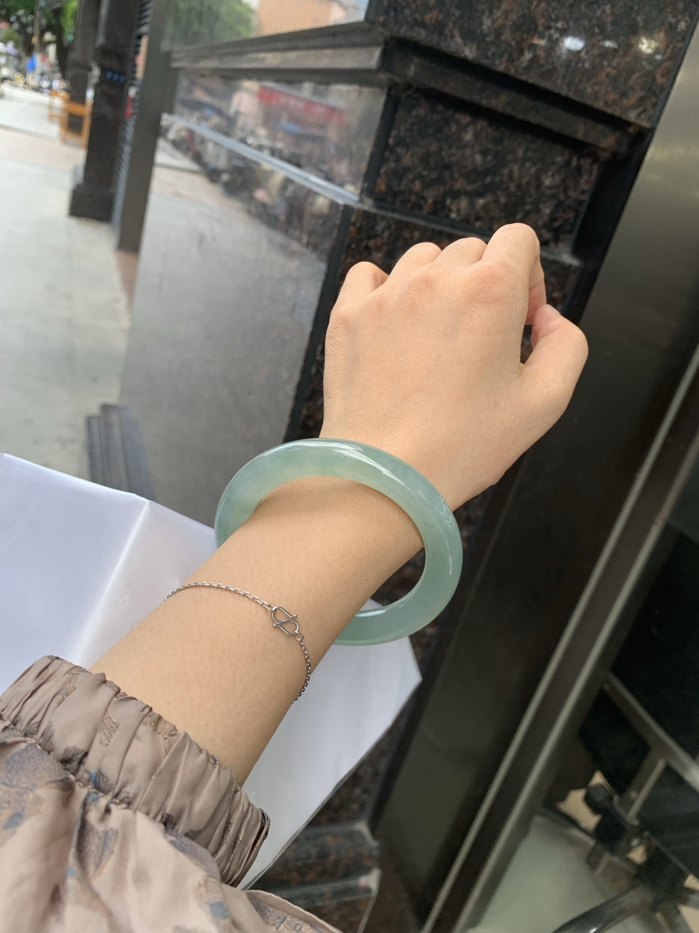 湖水绿圆条 57.8-10.8-10.7 0719-53-56 无裂，底妆胶润细腻，它的绿色深邃而柔和，仿佛阳光洒落湖面，泛起层层涟漪，波光粼粼，可谓是验证了“天青色等烟雨，而我在等你”