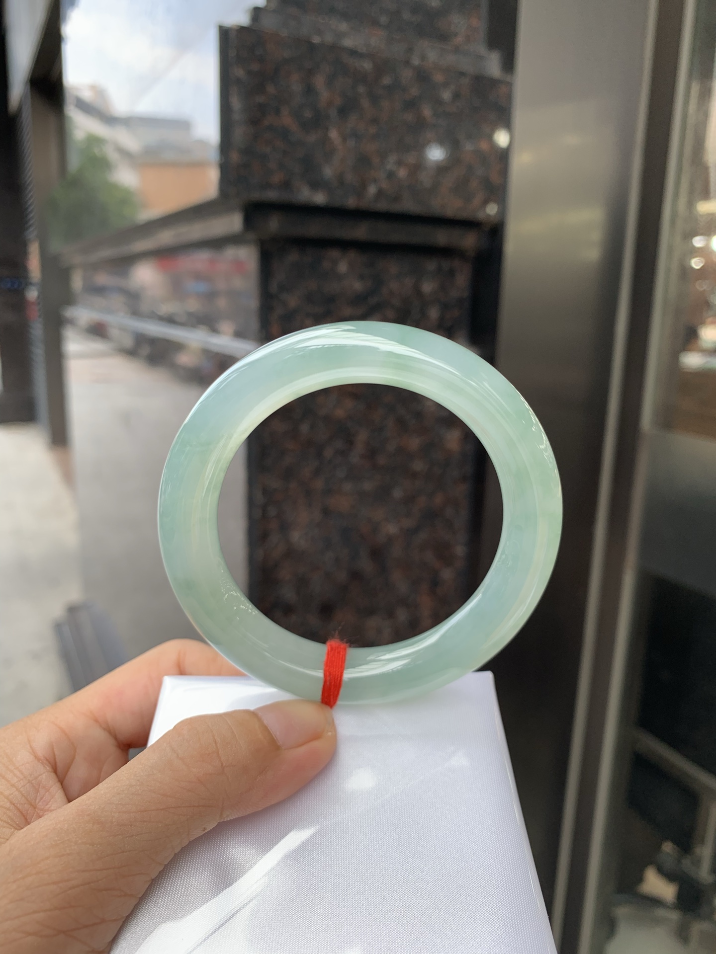 湖水绿圆条 57.8-10.8-10.7 0719-53-56 无裂，底妆胶润细腻，它的绿色深邃而柔和，仿佛阳光洒落湖面，泛起层层涟漪，波光粼粼，可谓是验证了“天青色等烟雨，而我在等你”