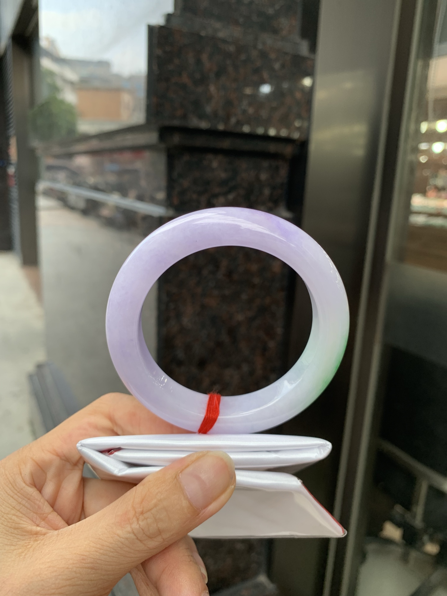 春彩正圈 0719-53-31 打灯棉线，底妆水润细腻，交织阳绿花色，底妆细腻温润，色泽自然柔和，一镯双色，半山半水，韵味独特，日常佩戴超显气质。