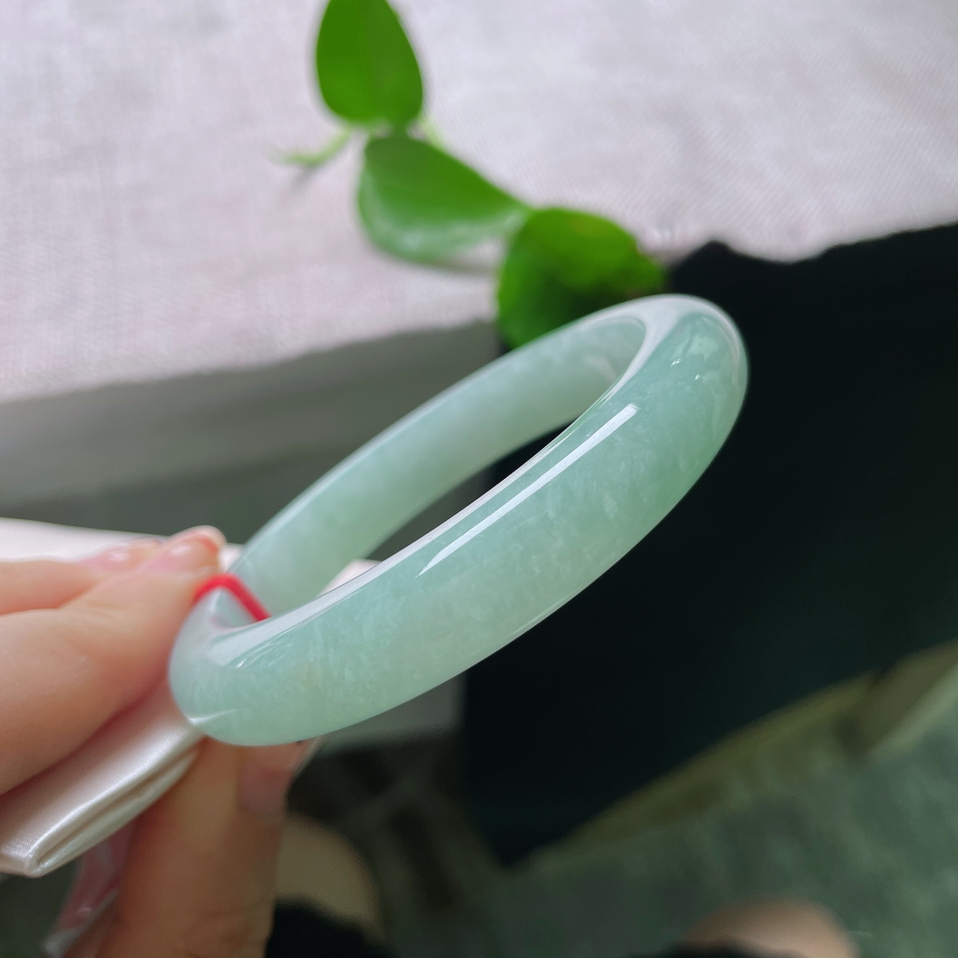 57.5/11.4/8.5。绿底正圈，清雅，色系甜美可人，减龄，显气质，干净，无裂，55980a